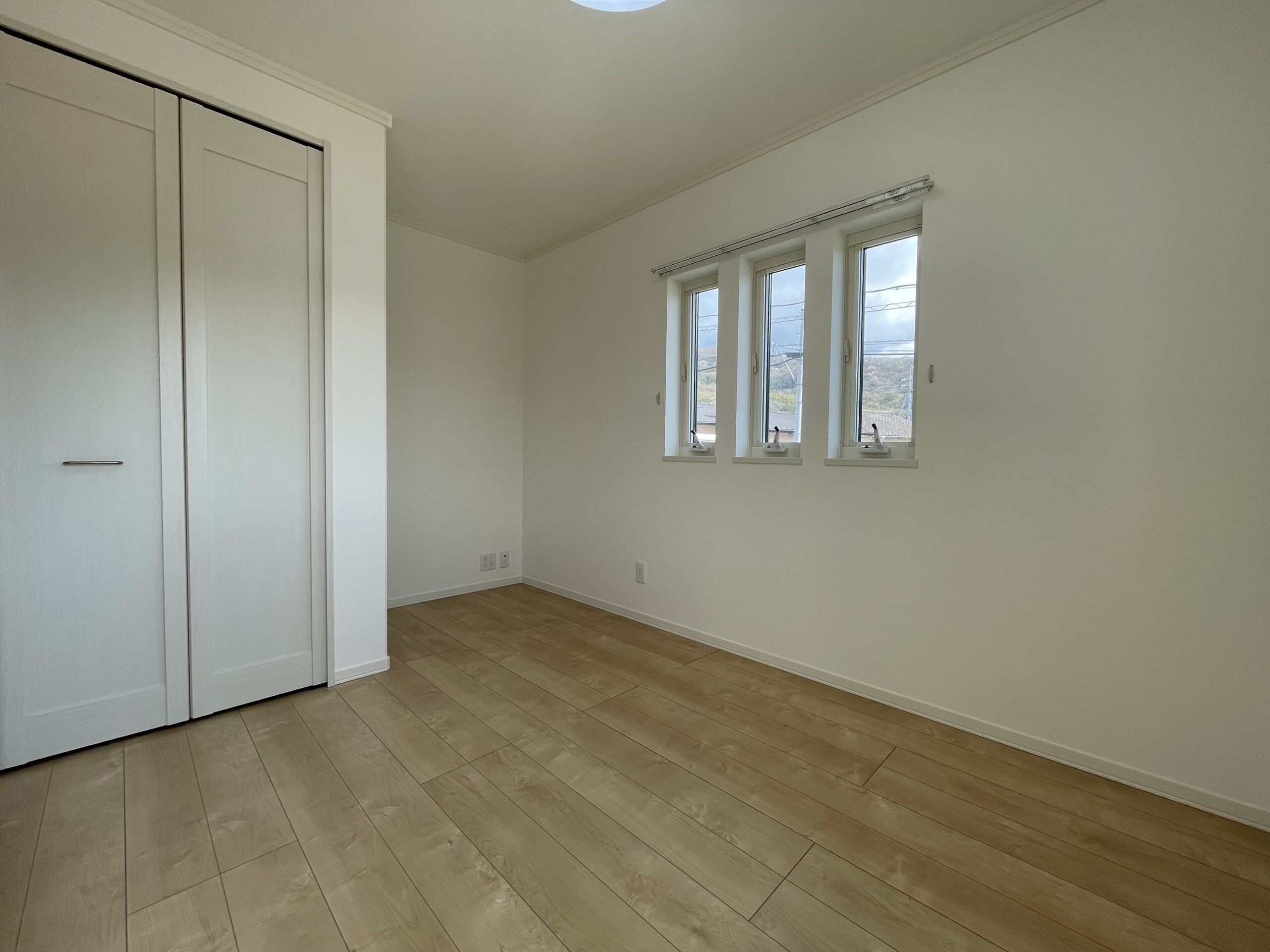 大容量の収納が完備されている子ども部屋。