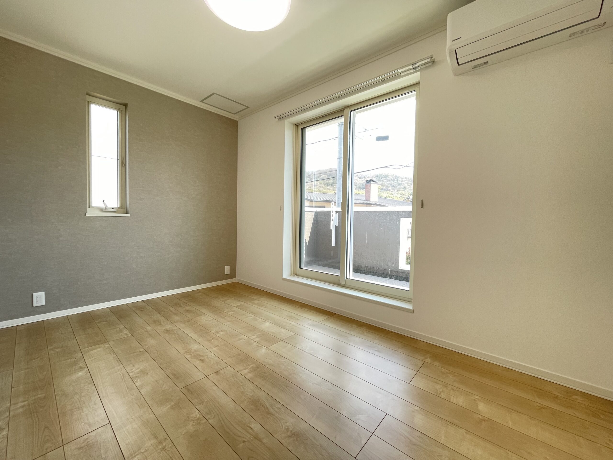 バルコニーから日中の光を取り込む主寝室です。