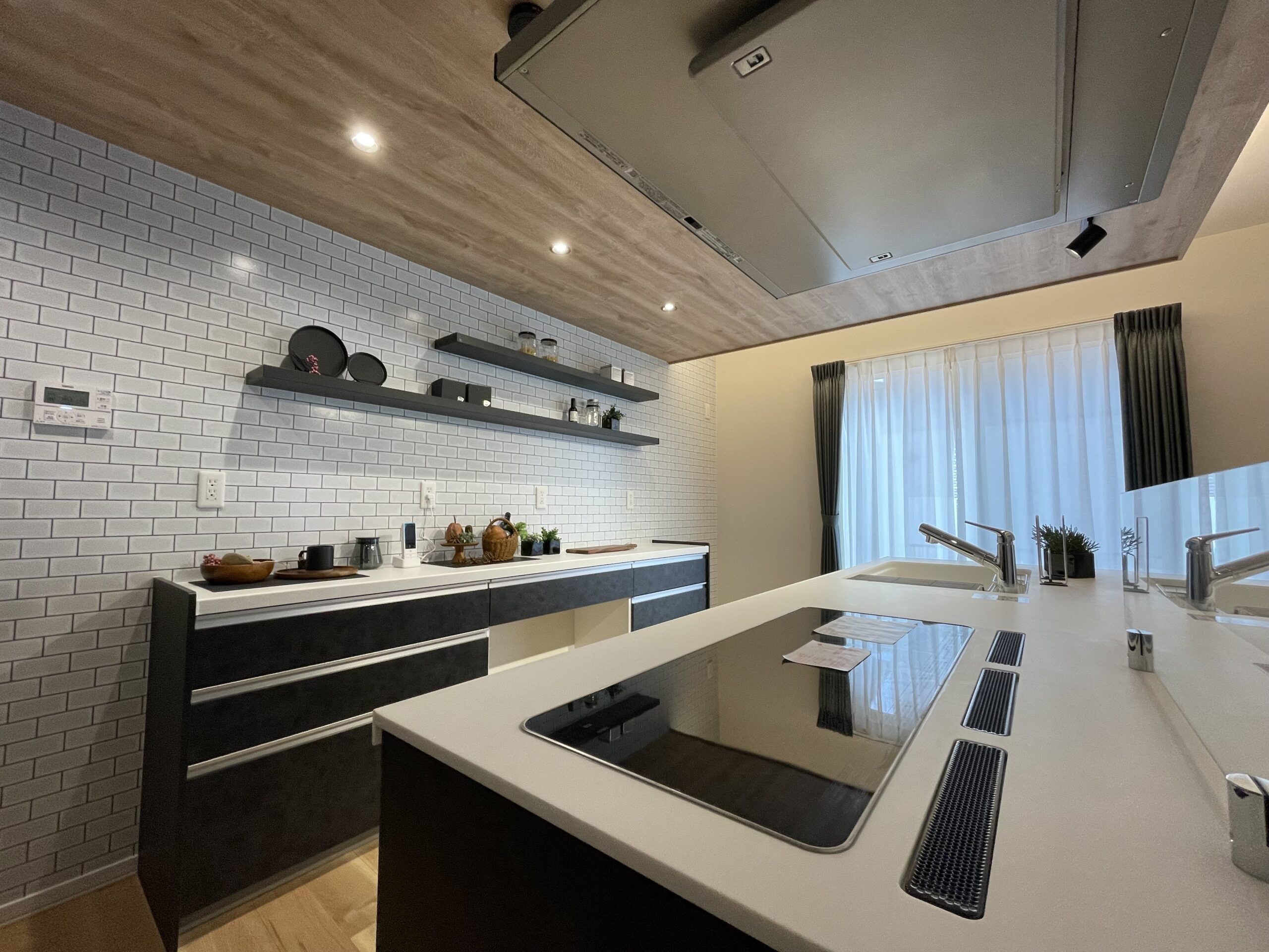 南面に大開口を設け、明るく開放的なアイランドキッチン