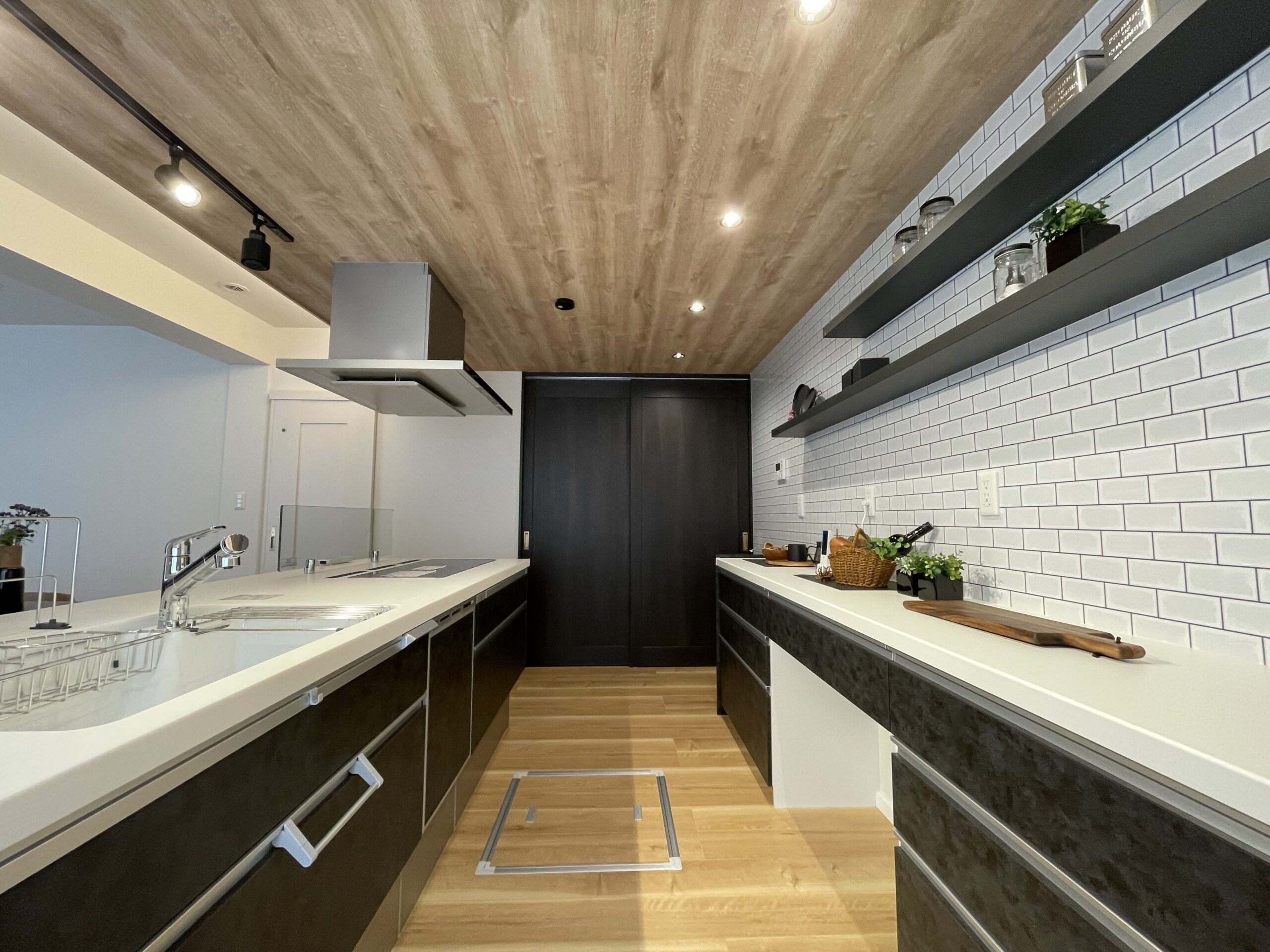 広々としたキッチンは収納量も豊富でお料理もはかどります