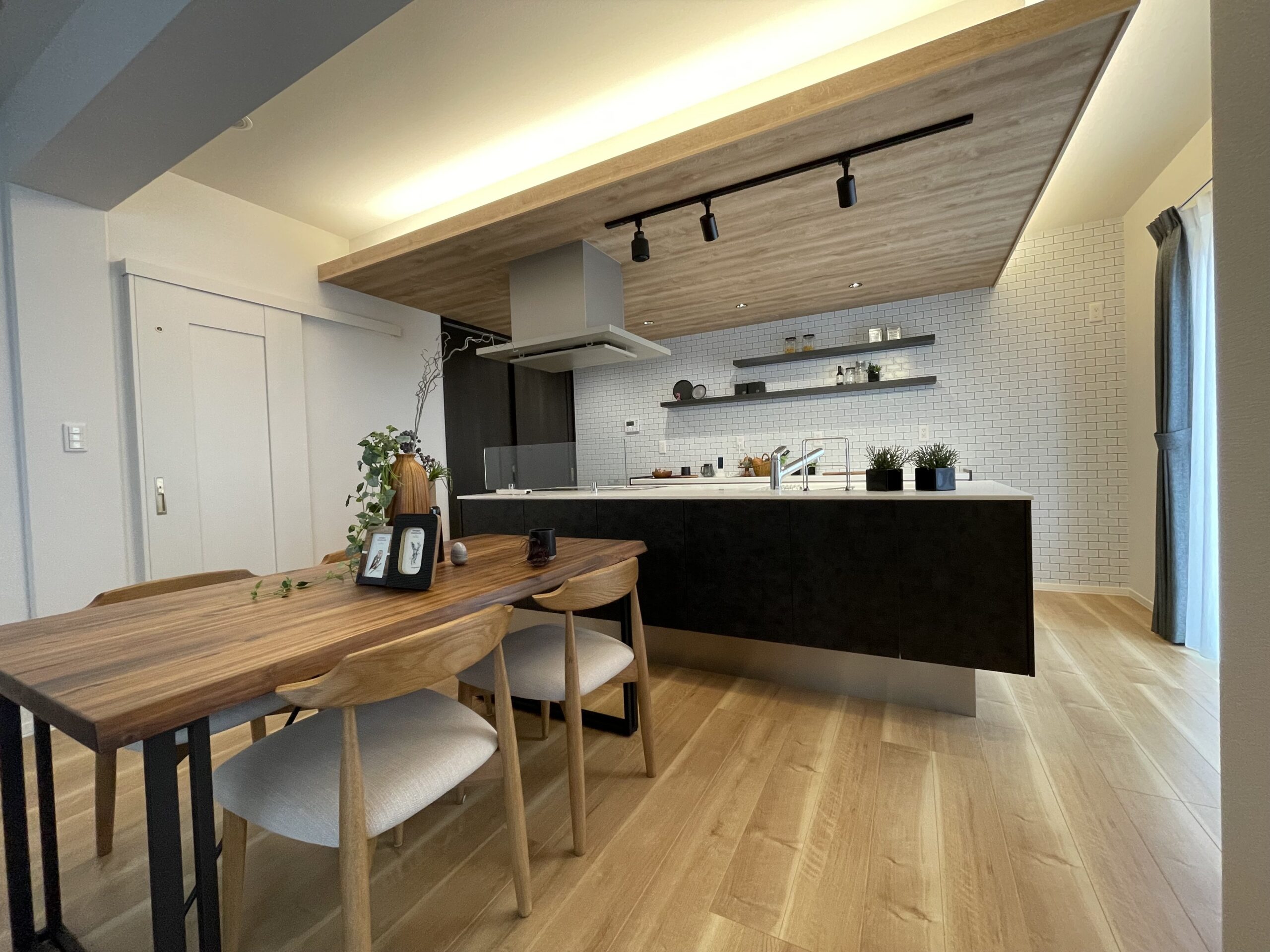 お洒落なカフェスタイルのダイニングスペース