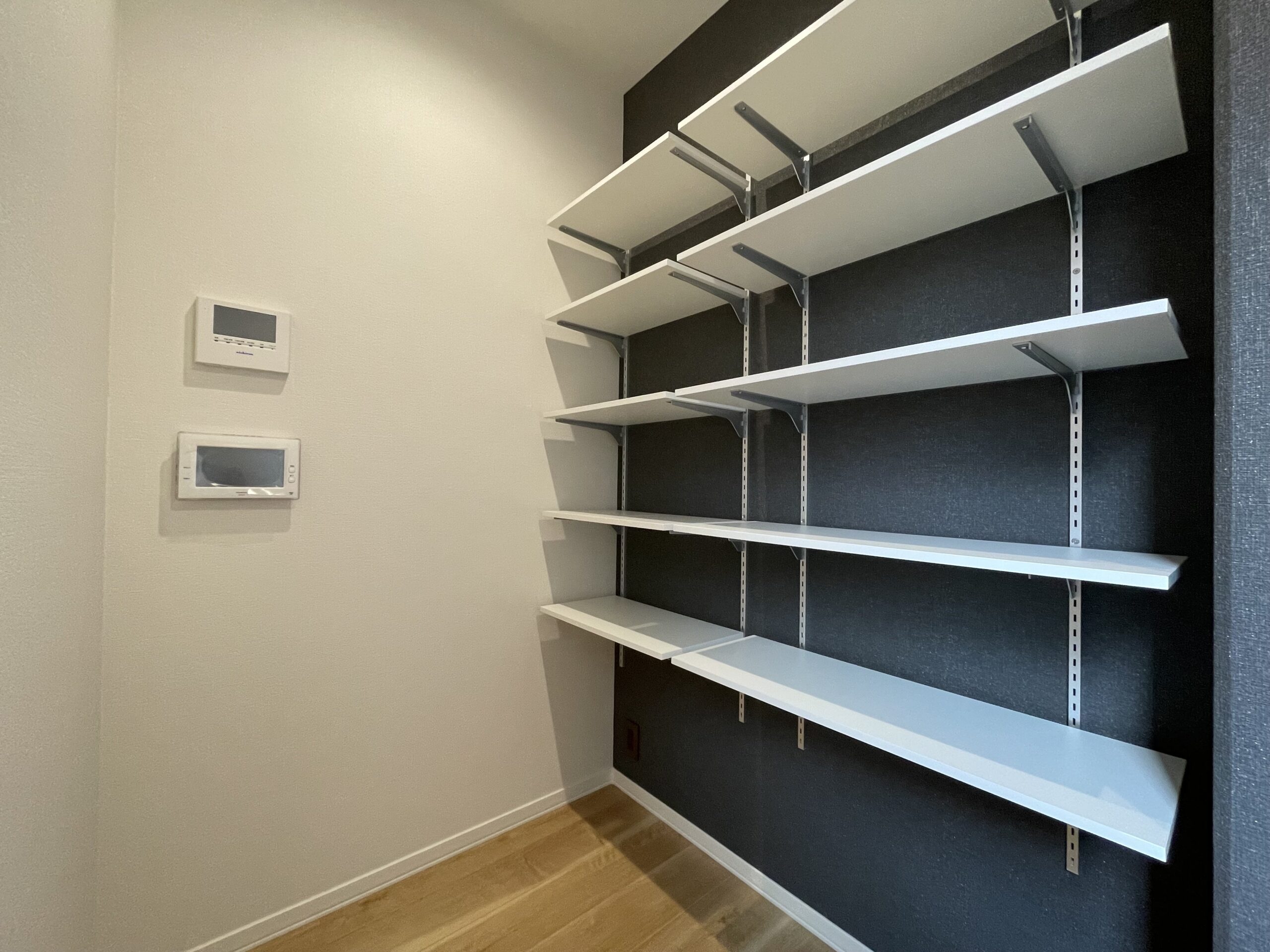 リビングの裏にもしっかりと収納を確保