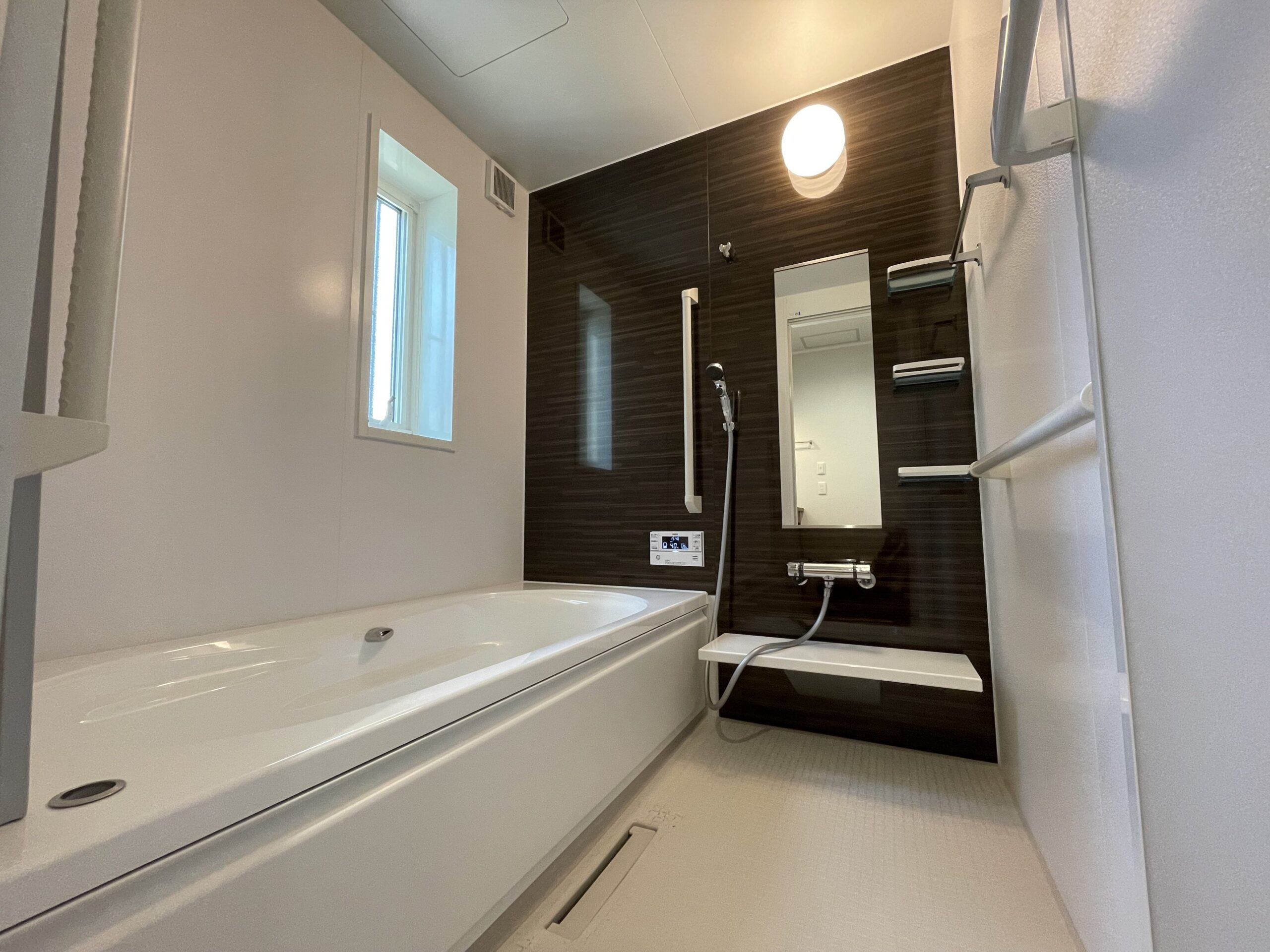 浴室も落ち着いた大人な雰囲気に