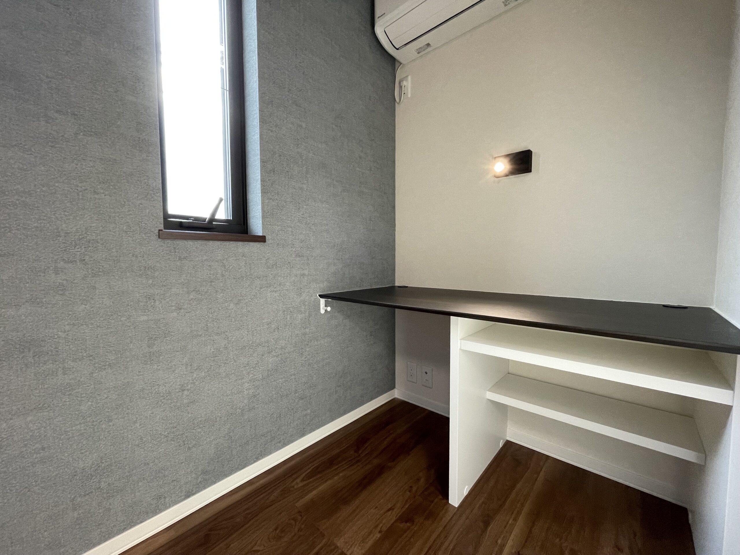 寝室に設けたワークスペースは、在宅ワークや読書に最適です