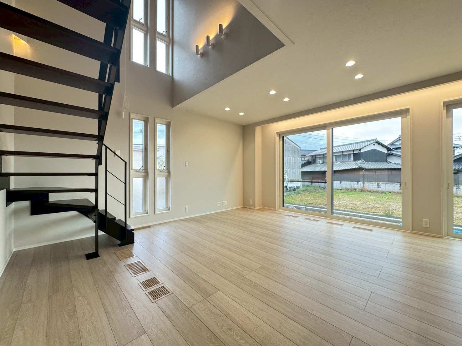 オシャレなオープン階段と大きな吹き抜けが特徴のお家です♪