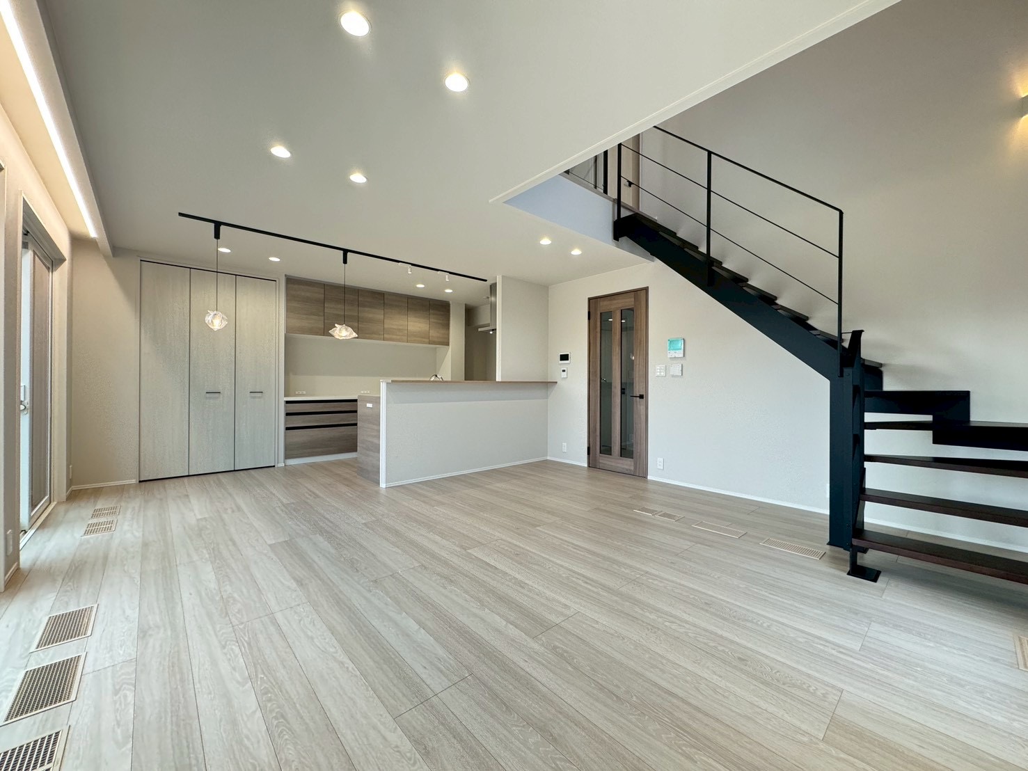 明るい配色で、広々としたLDKです♪