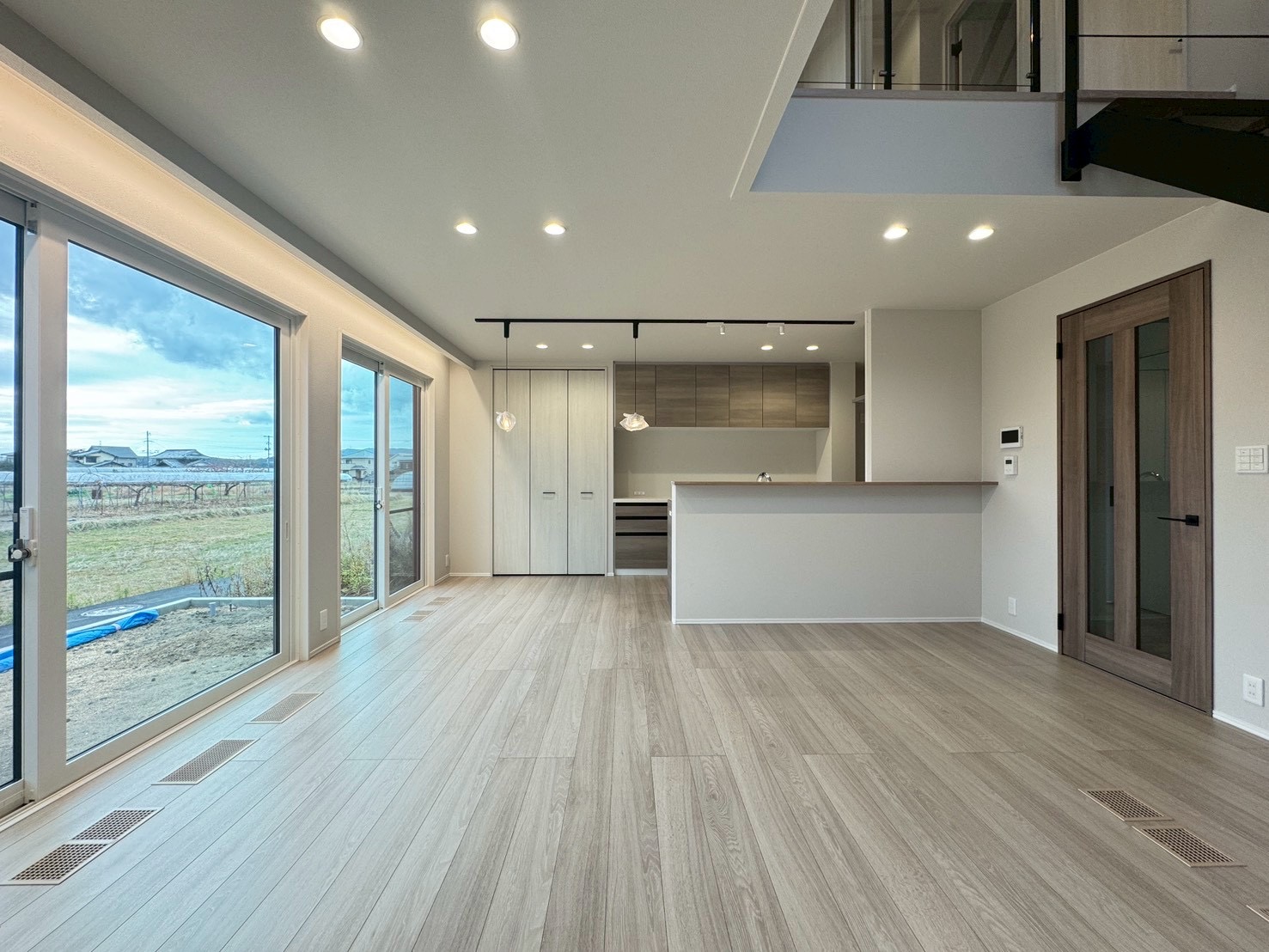 南面には大きな窓があり、広いお庭に出入りできます♪