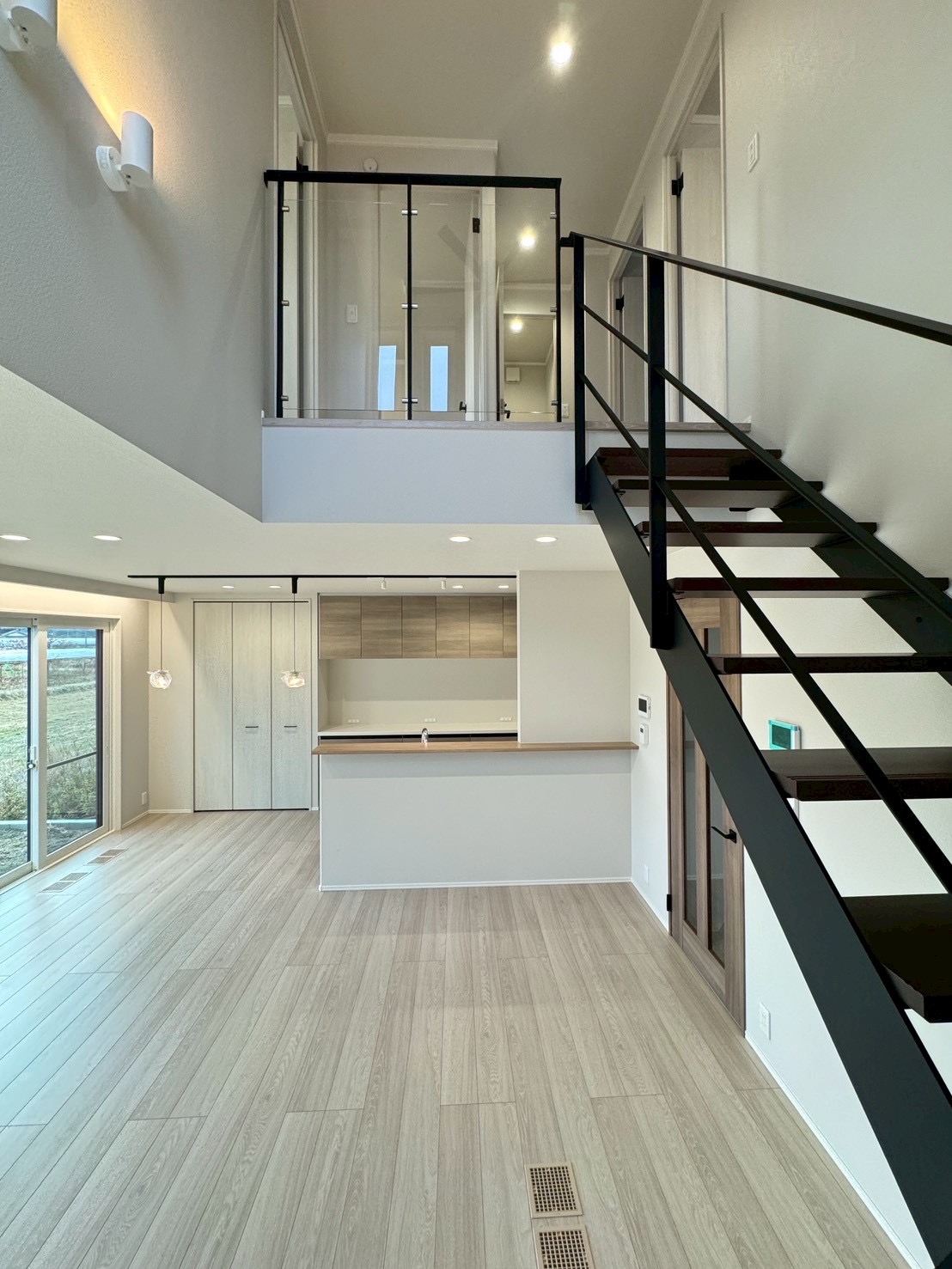 吹抜から家族の気配を感じる事ができます♪