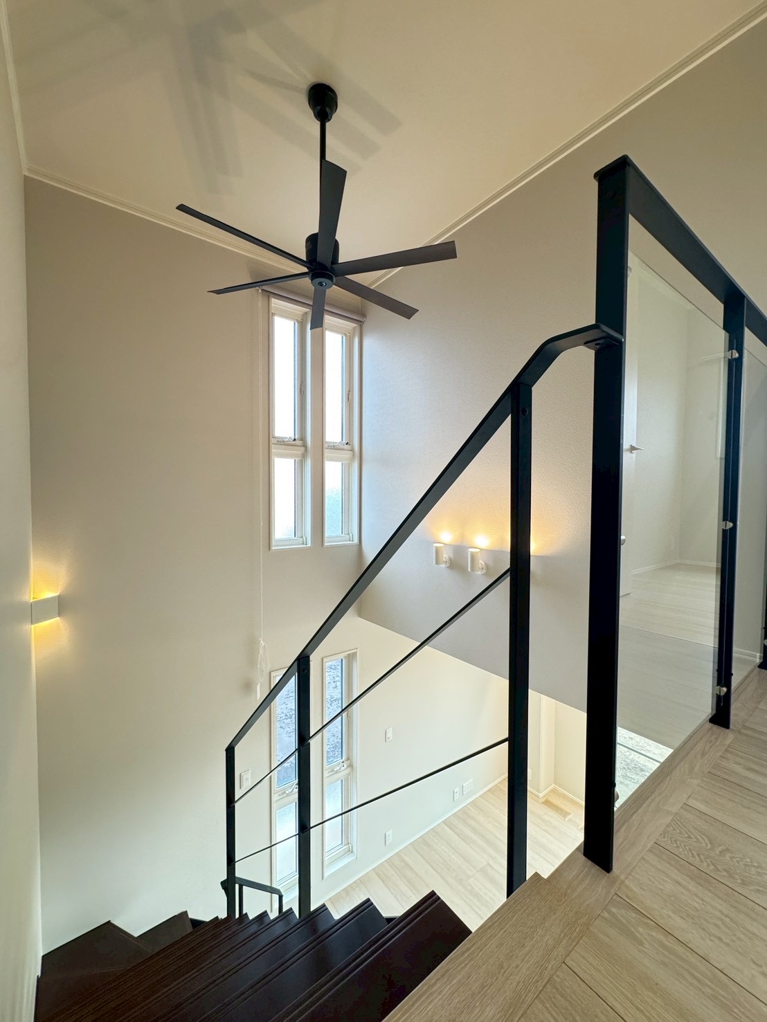 天井には大きなシーリングファンが設置されています♪