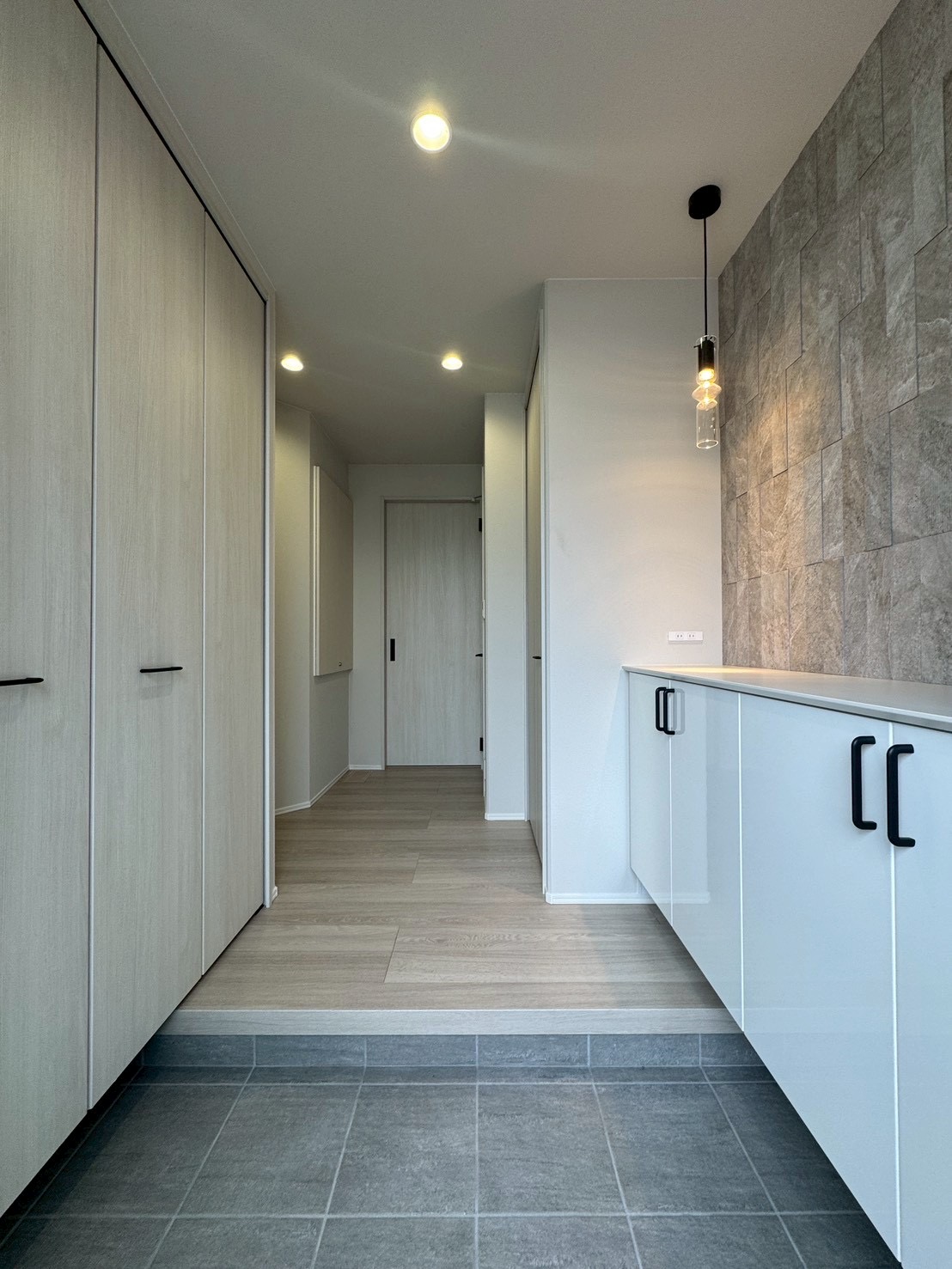 玄関は収納たっぷりですっきり片付きます♪