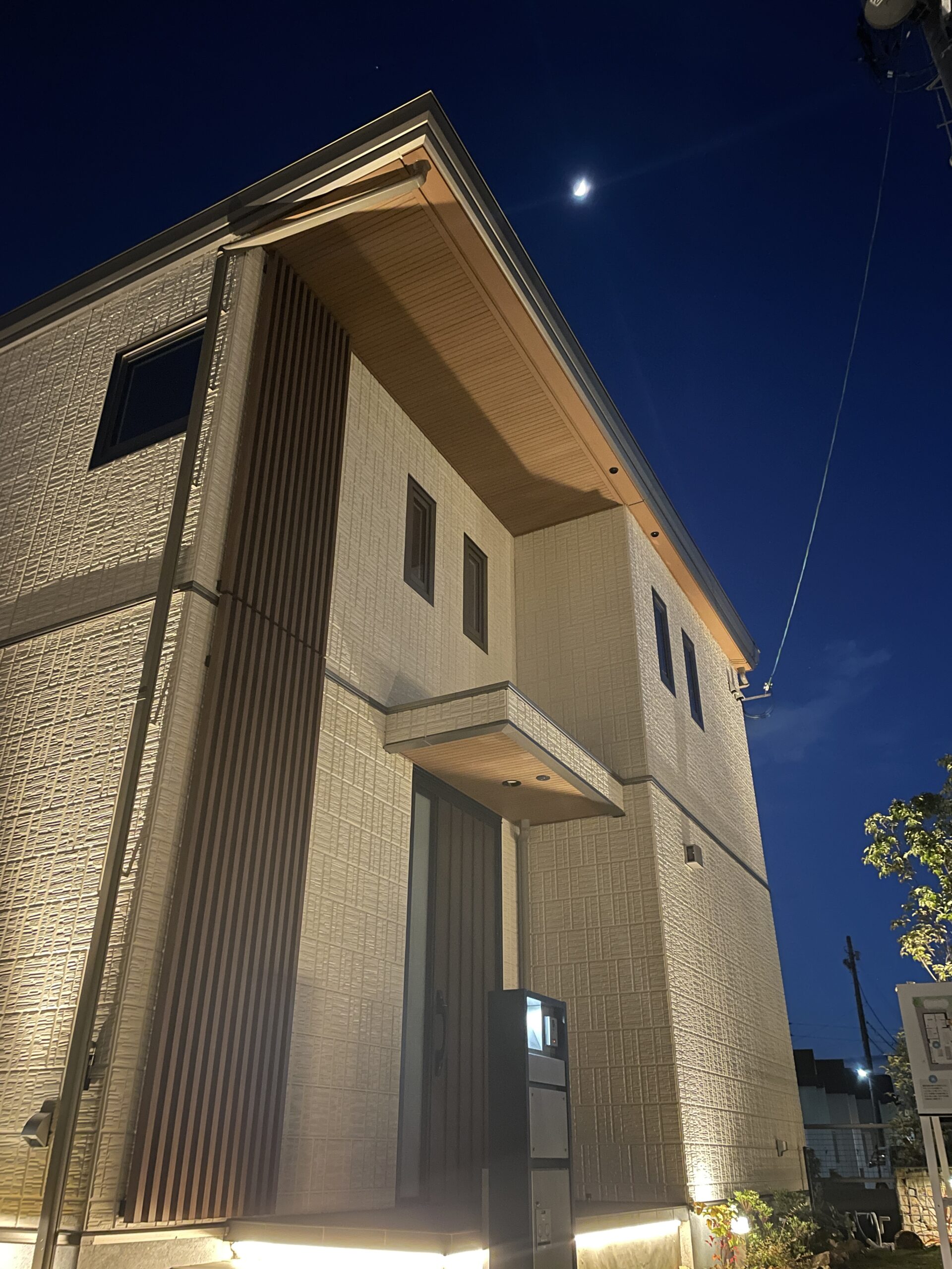 夜の街並みに、美しく映える住まい