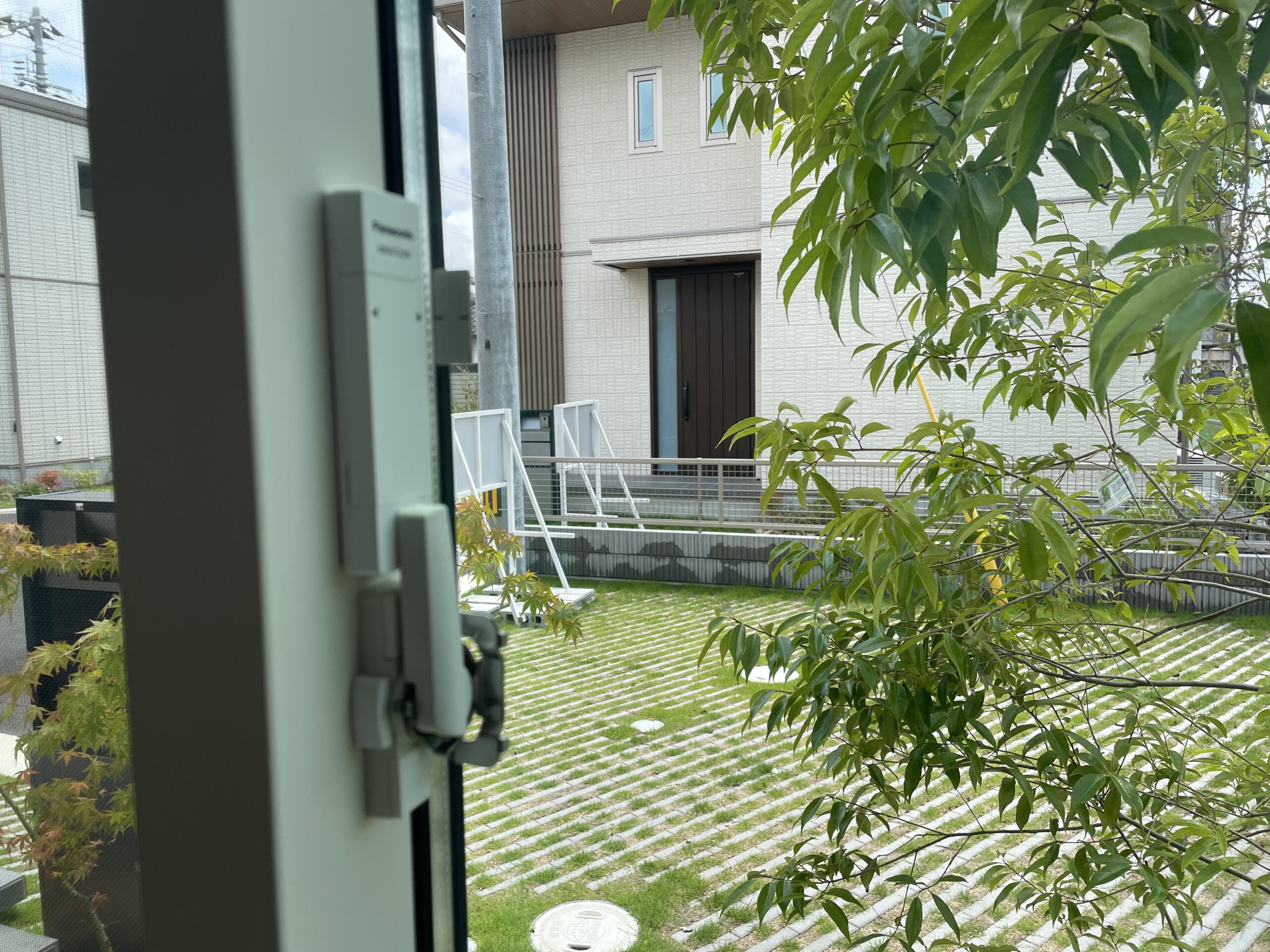主要な窓には開閉センサーと防災ガラスを採用し安心な暮らしに