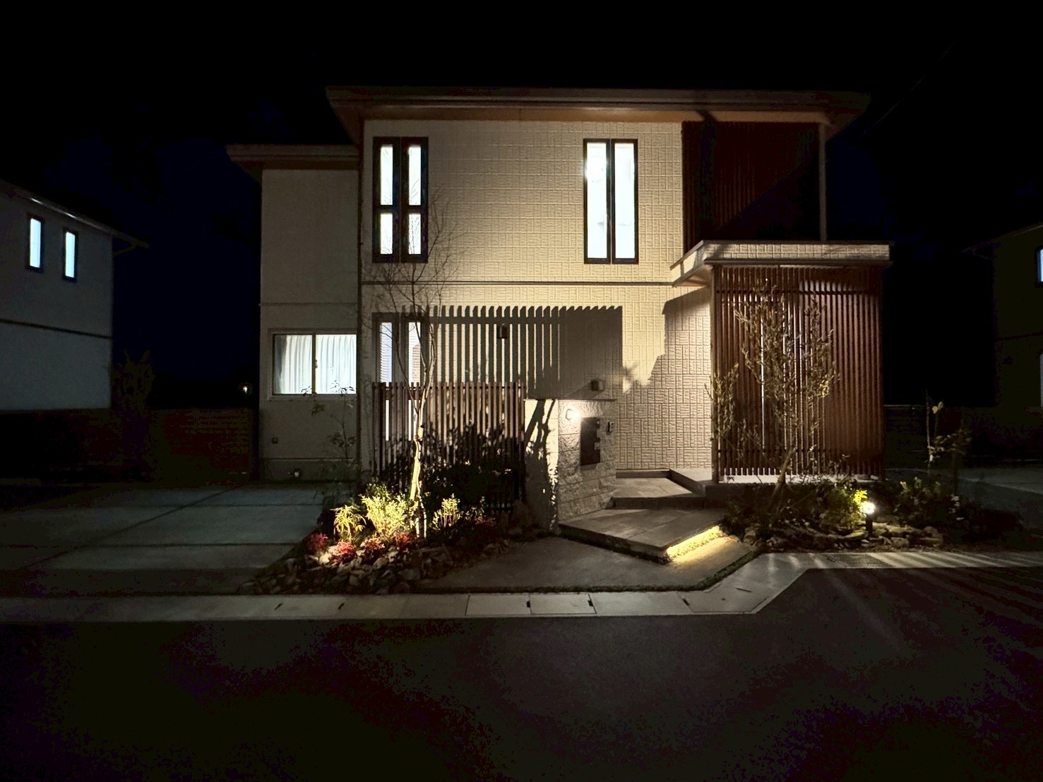 夜はライトアップして、さらに素敵な外観になります♪