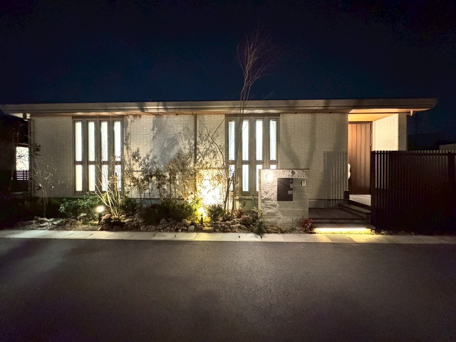 夜の外観