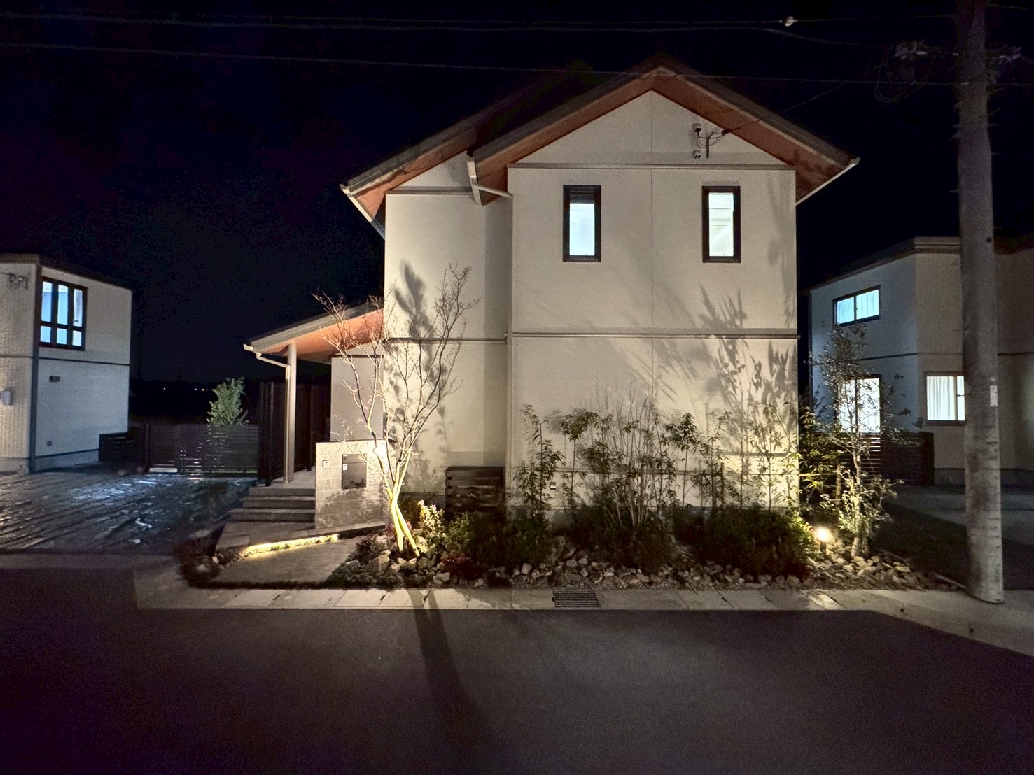 夜の外観