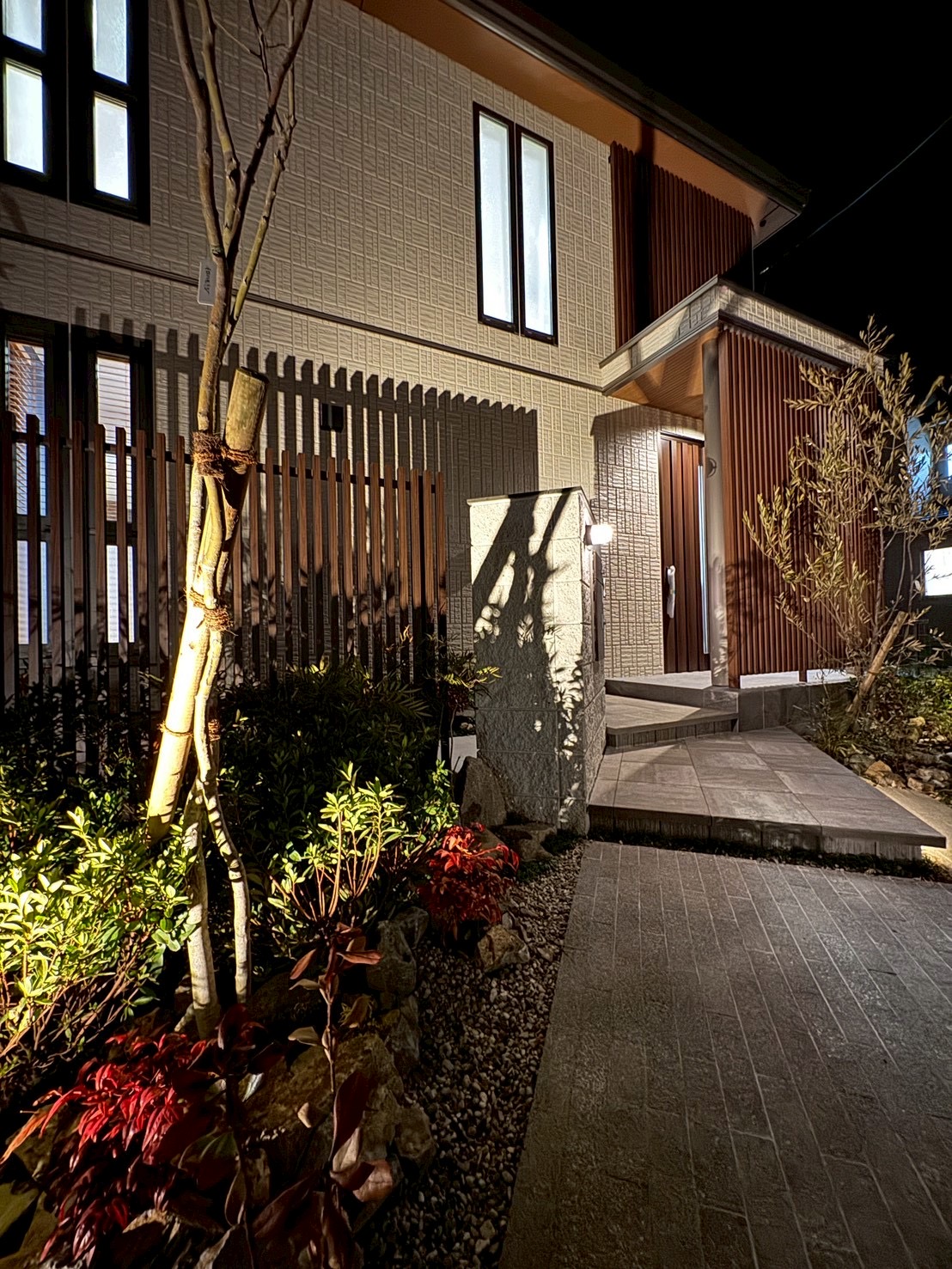 高級感のある玄関へのアプローチ。