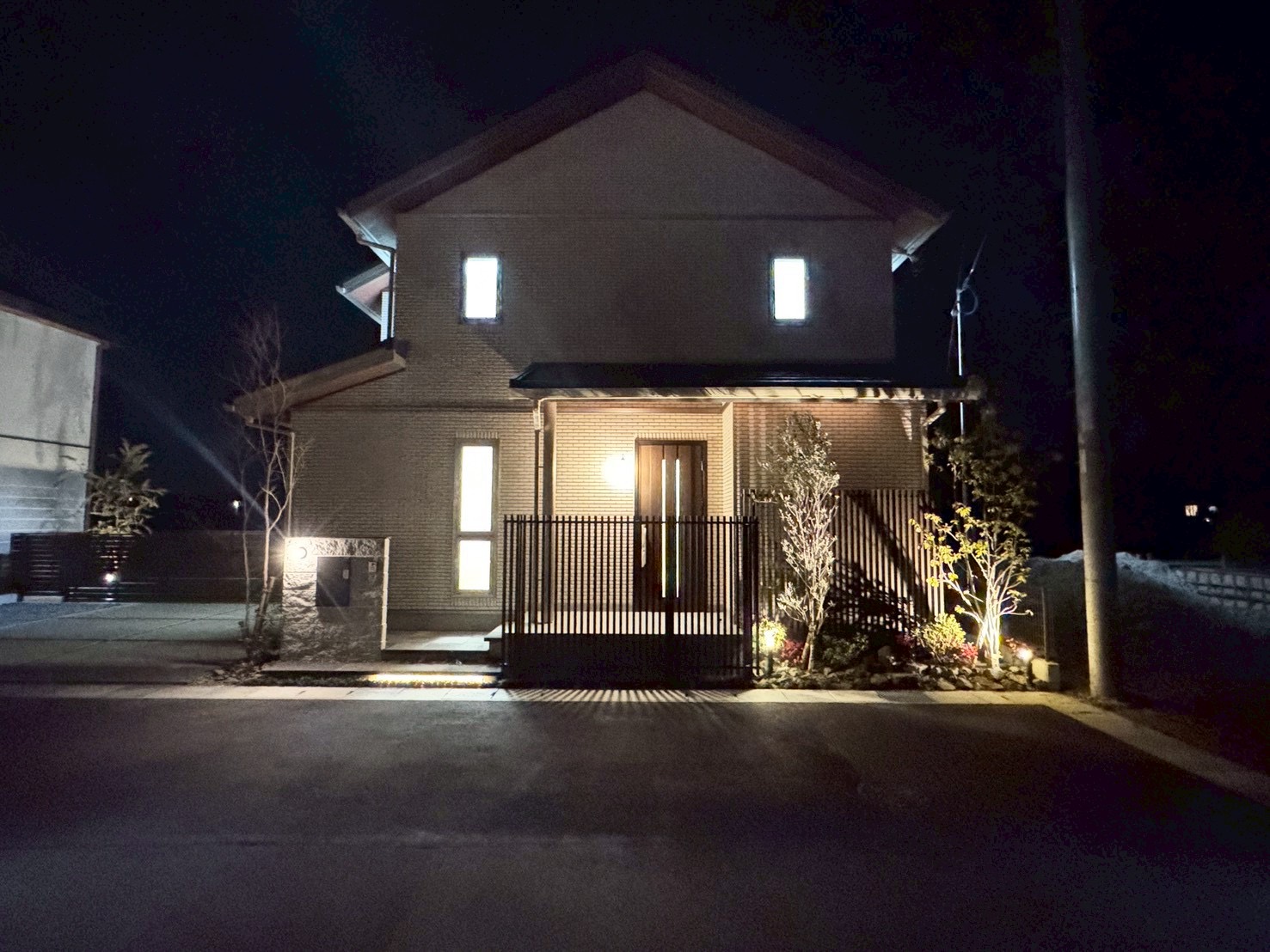 夜の外観