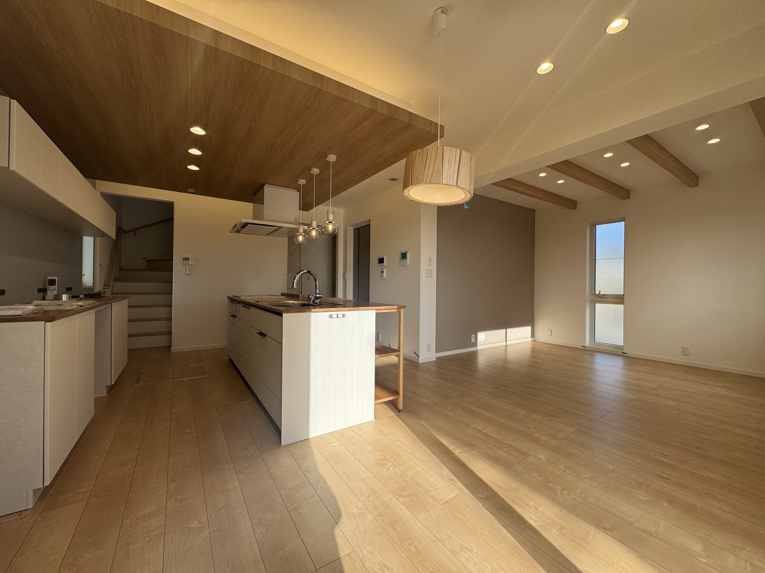 下がり天井とコーブ照明でおしゃれなキッチンを演出♪