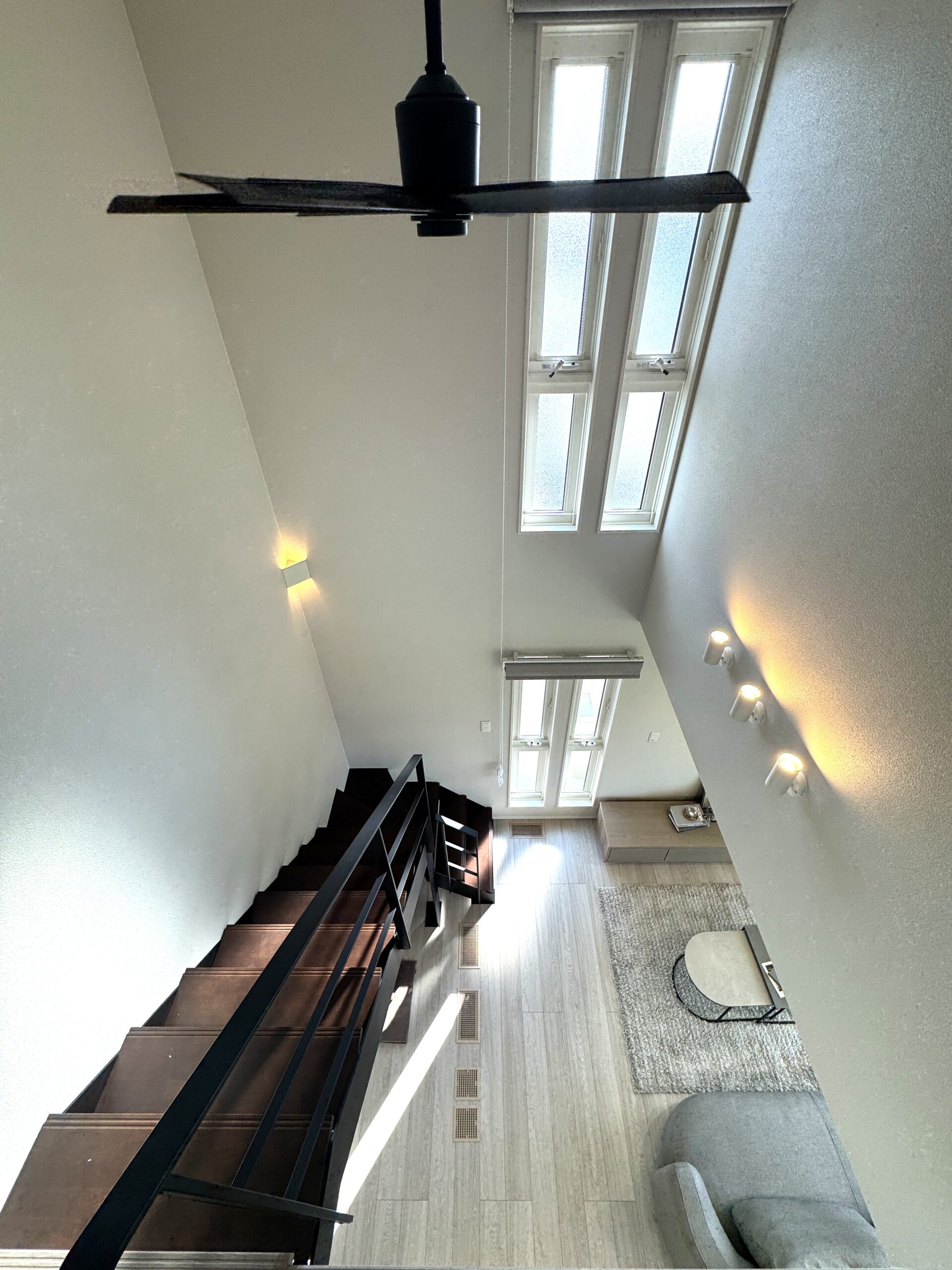 吹抜から家族の気配を感じる事ができます♪