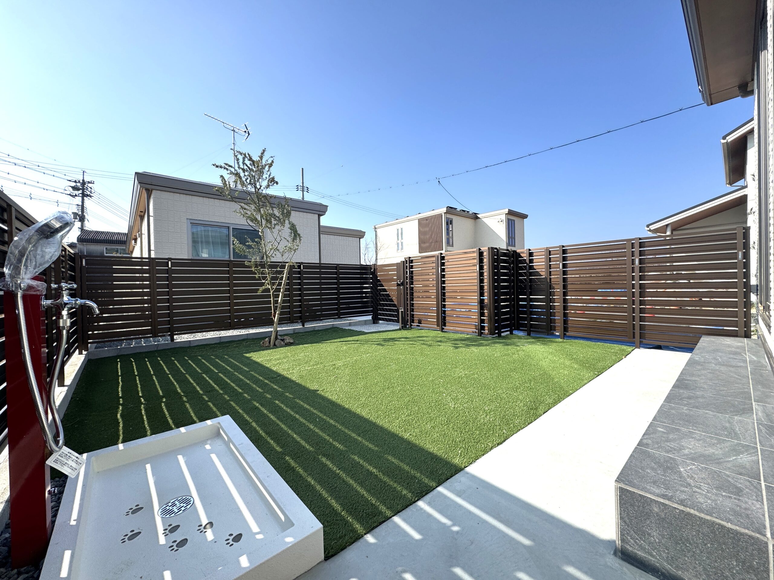 大きな立水栓があるのでお子様もワンちゃんも思う存分遊べます♪