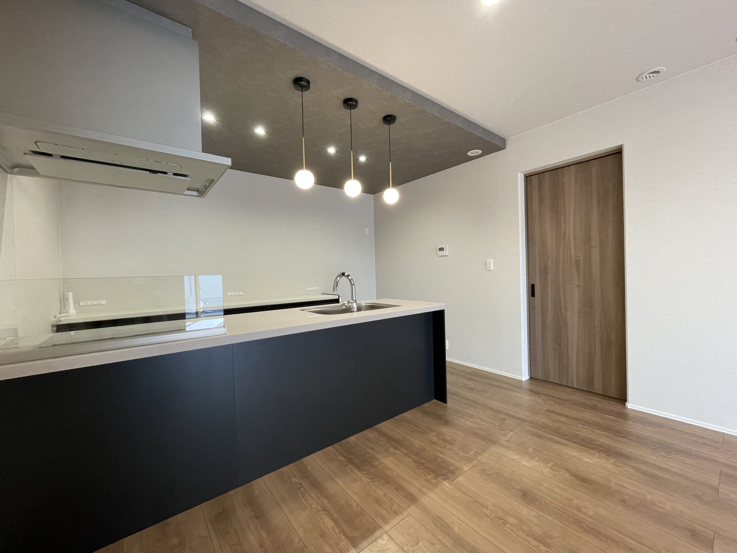 下がり天井とペンダントライトが素敵です♪