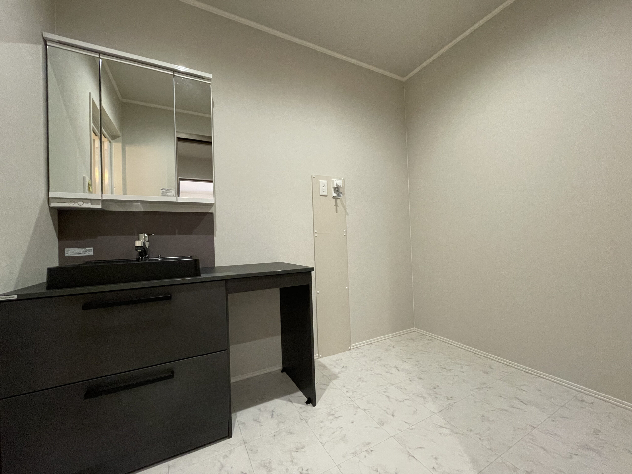 洗面化粧台横にカウンターがあり、お化粧スペースに♪