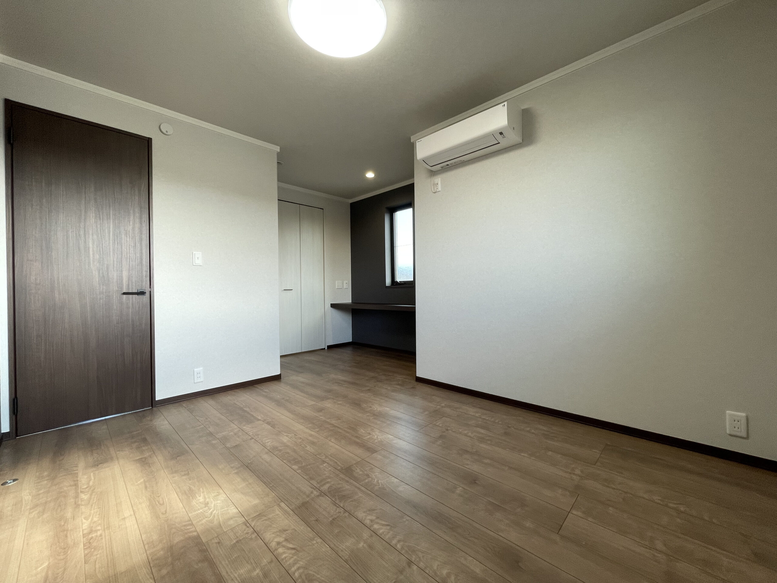 主寝室内にデスクがあり、書斎としても使えます♪