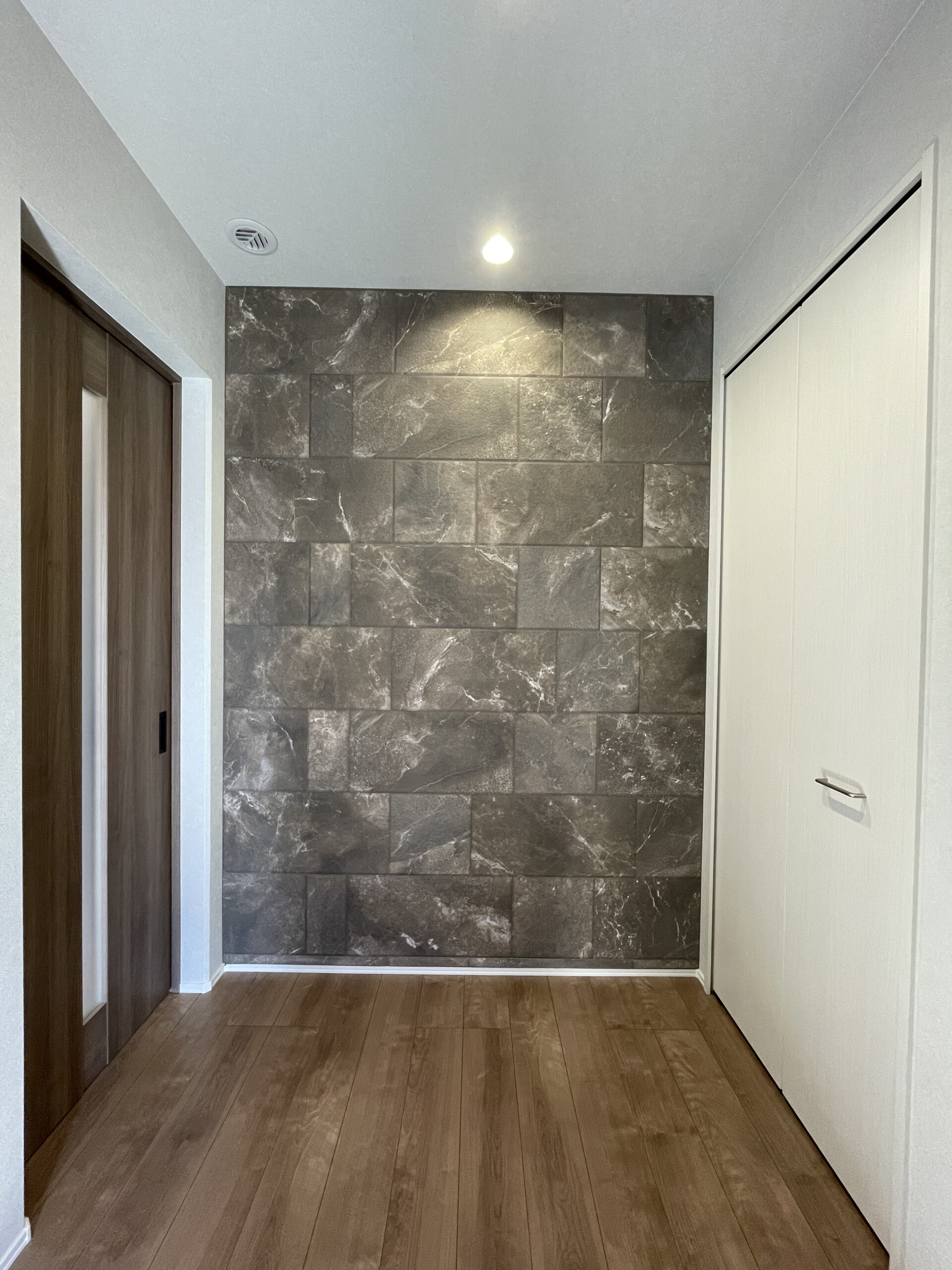 玄関正面に素敵な壁材を採用♪