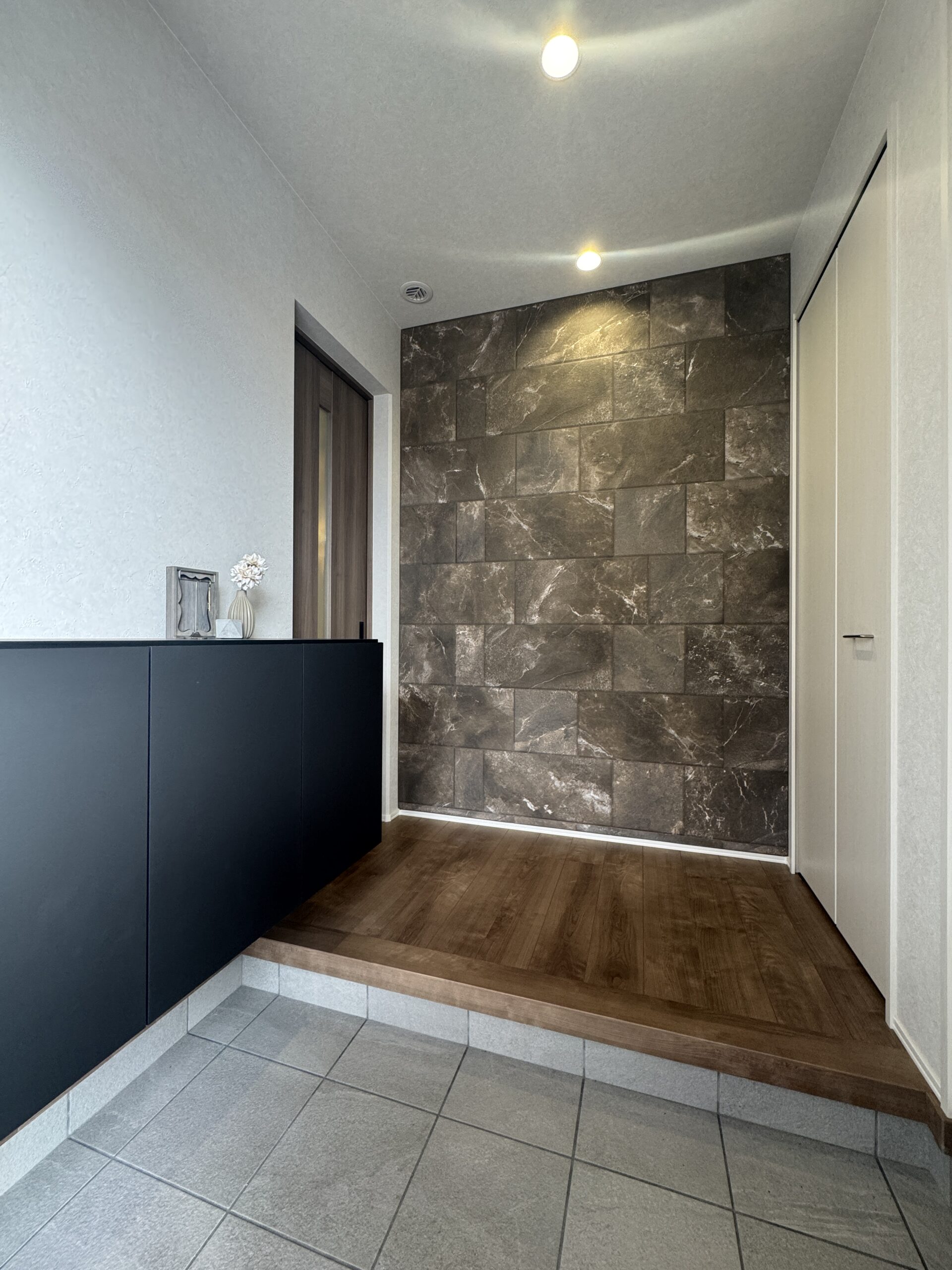 玄関正面に素敵な壁材を採用♪