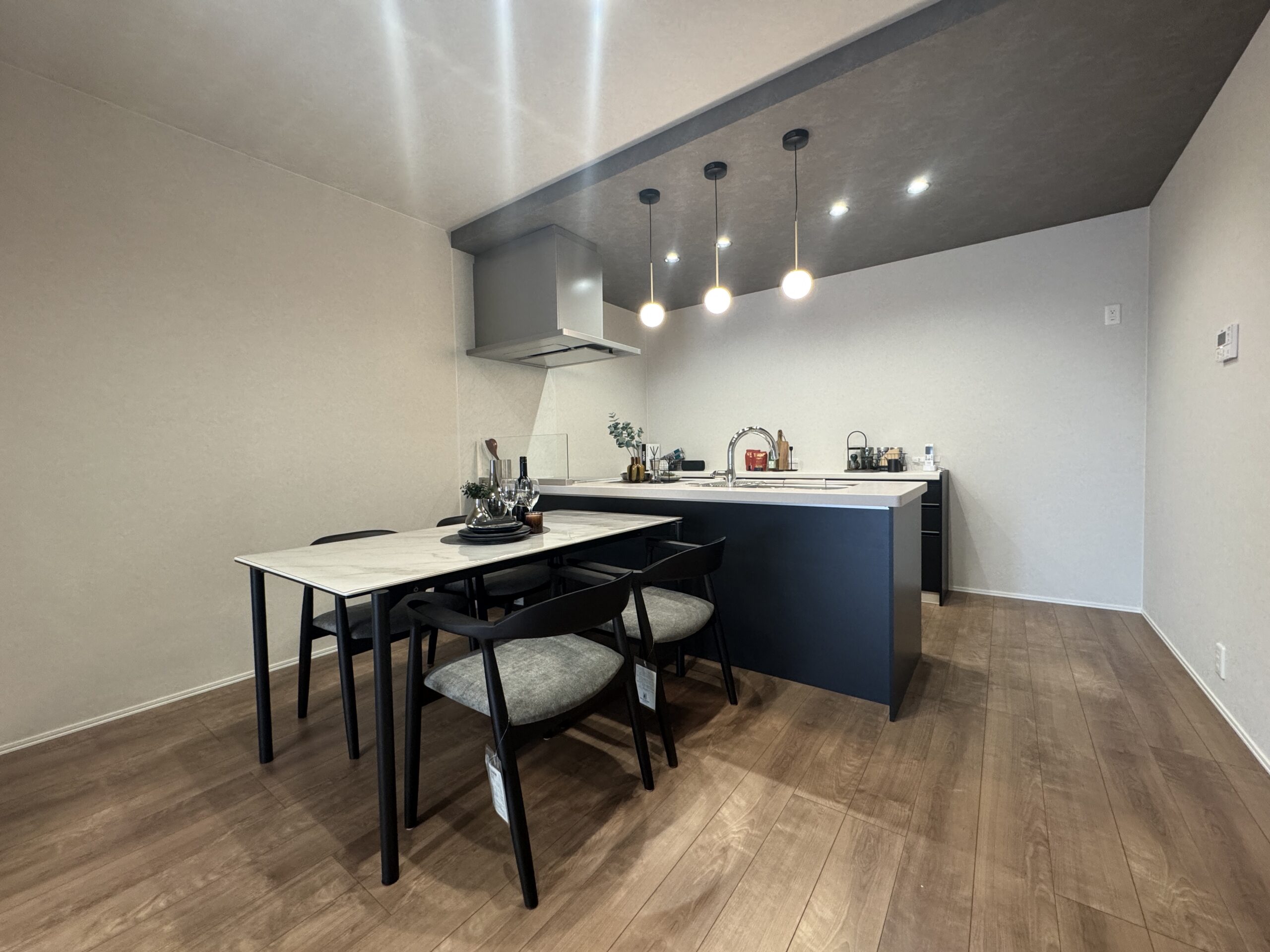 下がり天井とペンダントライトが素敵です♪