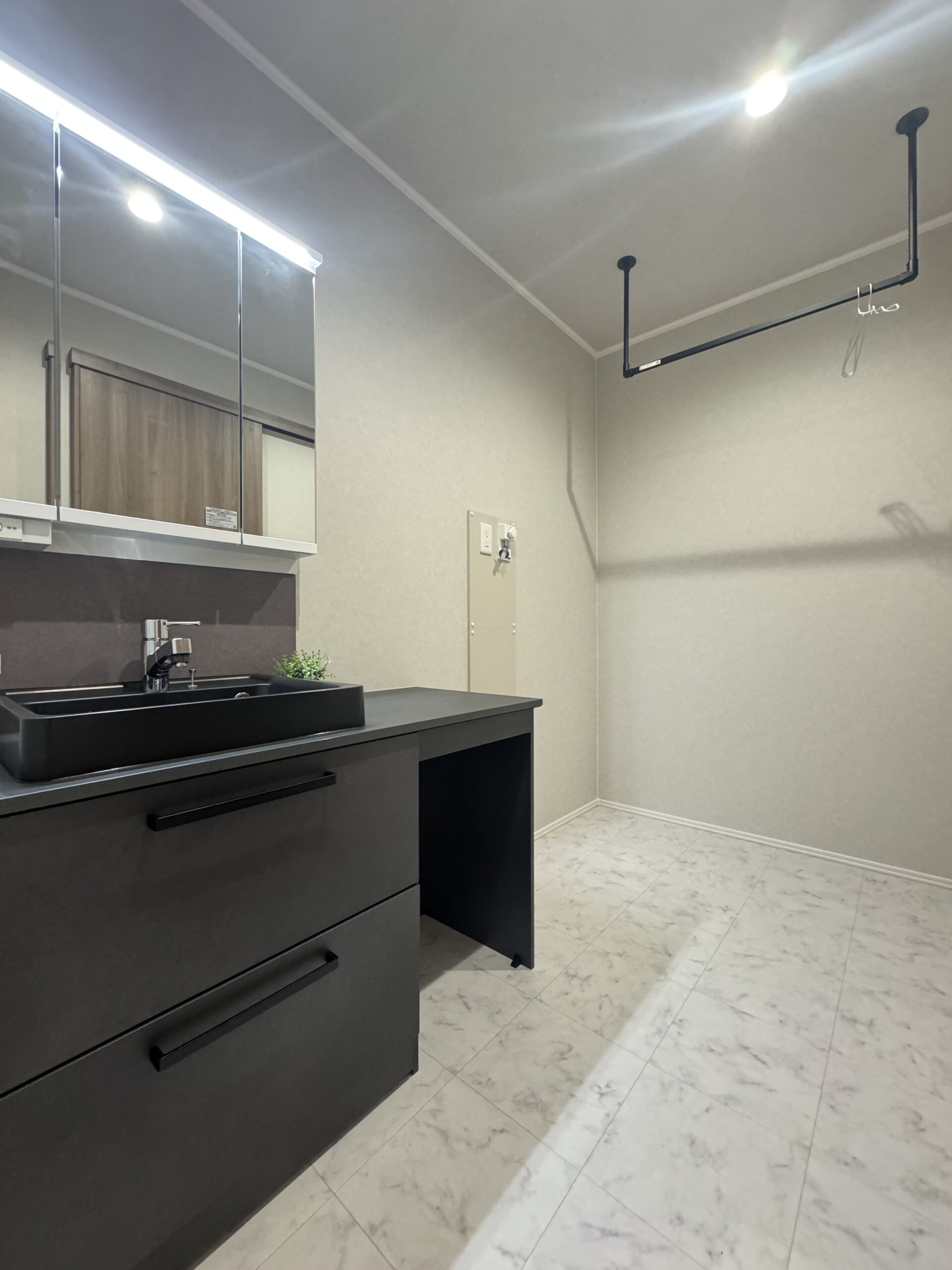 洗面化粧台横にカウンターがあり、お化粧スペースに♪