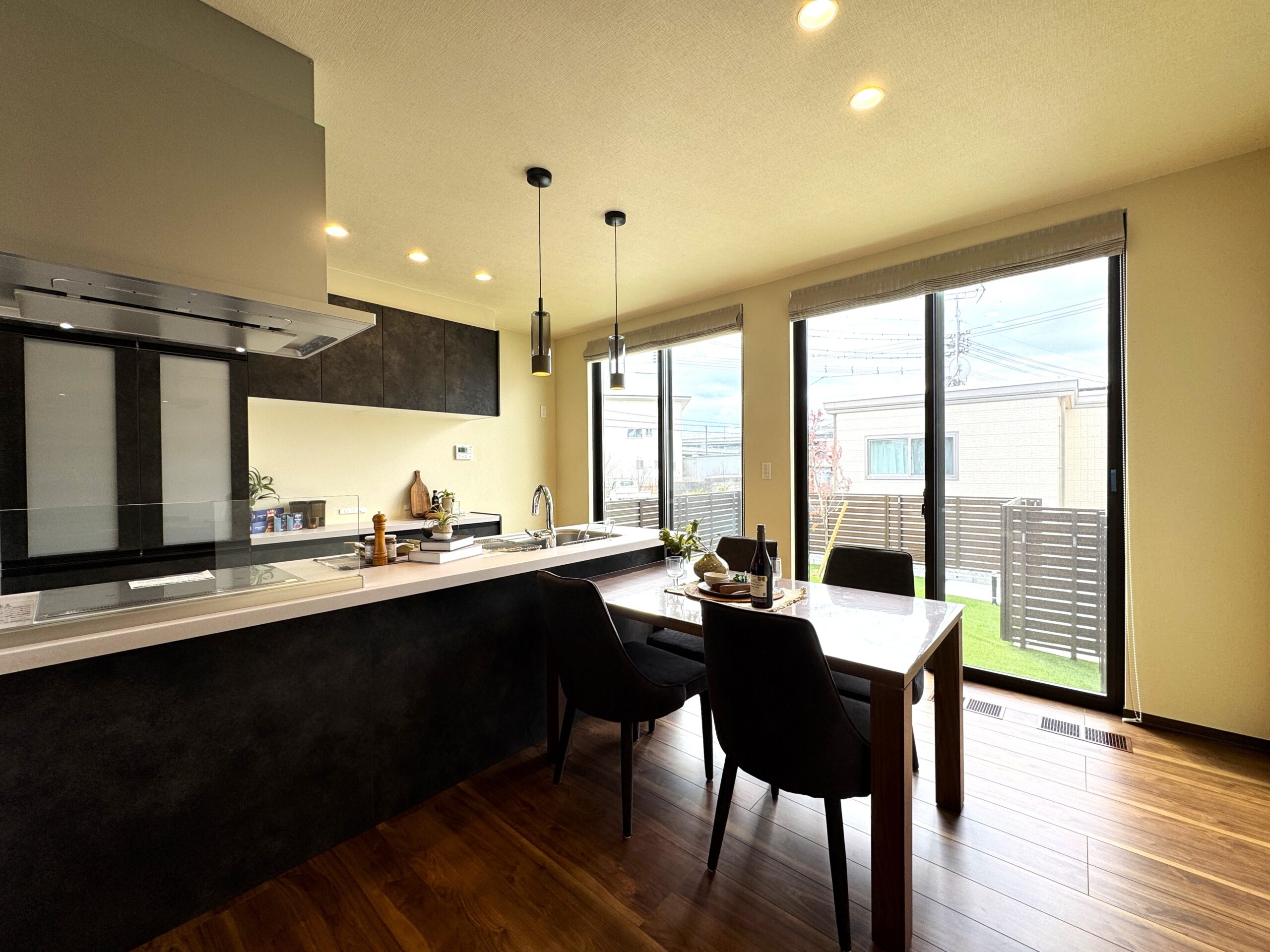 大開口から光が差し込むダイニングキッチン♪