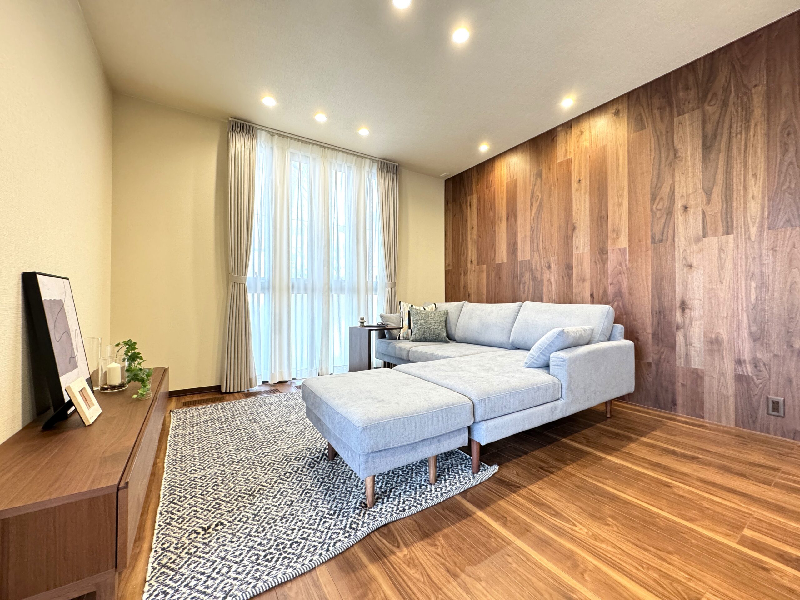 ウォールナットの床材と壁材で、落ち着きと高級感のあるLDK♪