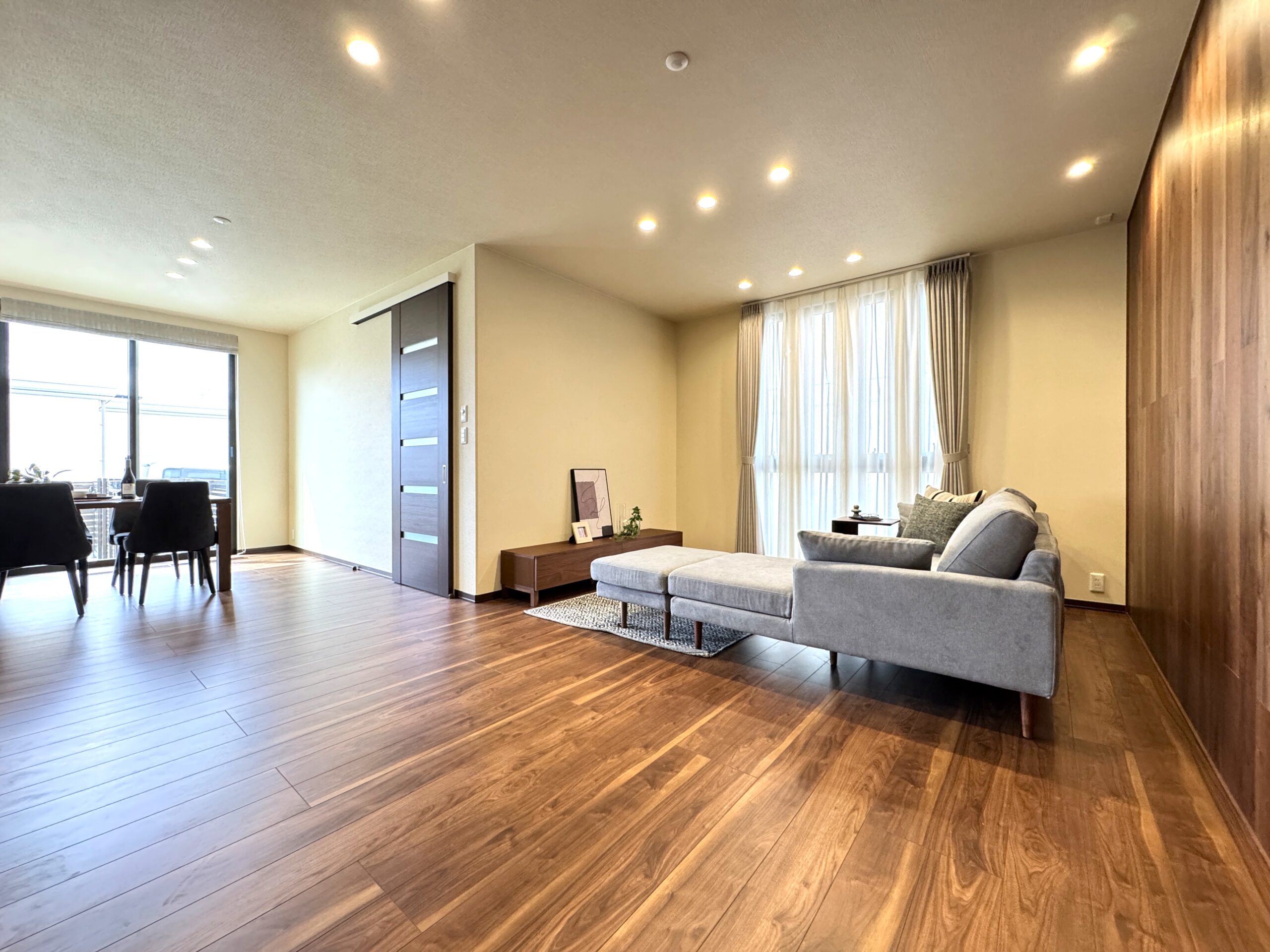 溜まりの空間に落ち着いて寛げるリビングを配置♪