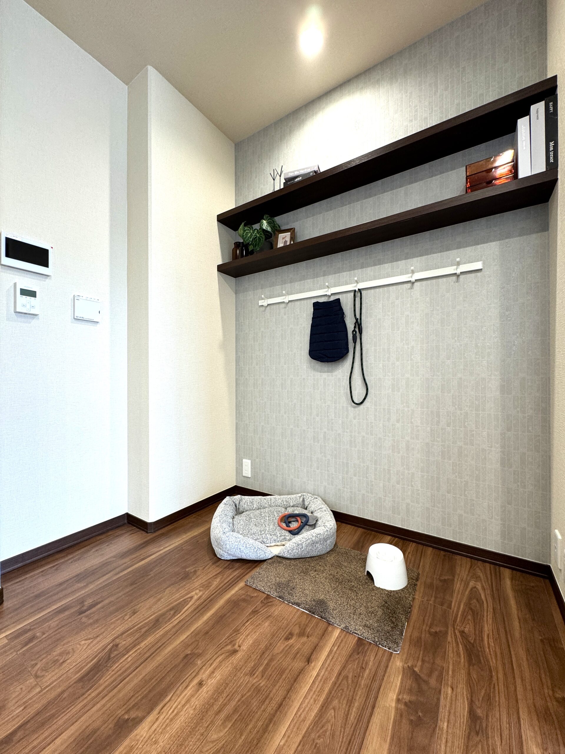 ワンちゃんコーナー。ゲージやグッズをかわいく配置♪