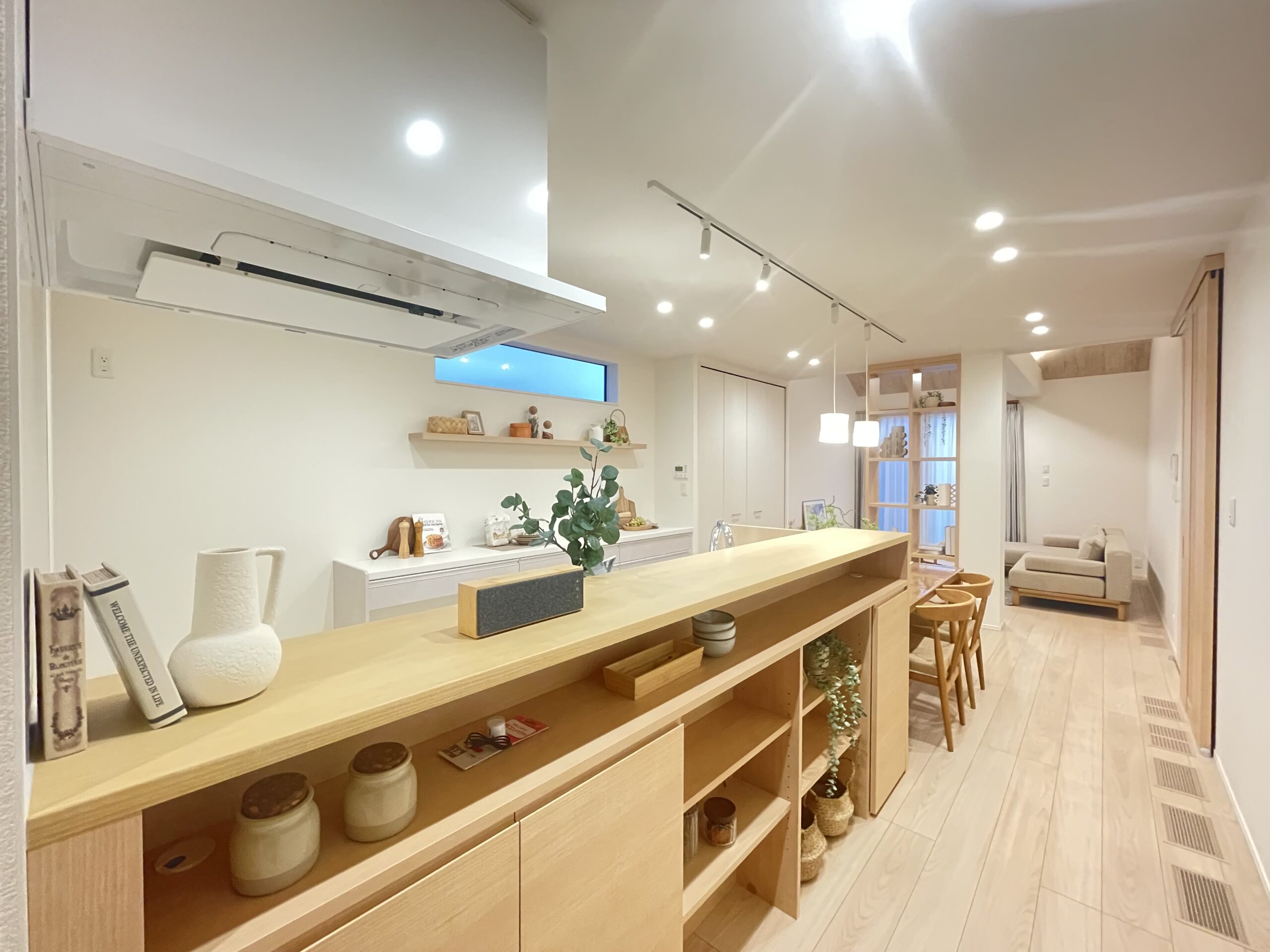 キッチンの反対側には飾れる収納♪小物も収納出来て便利です♪