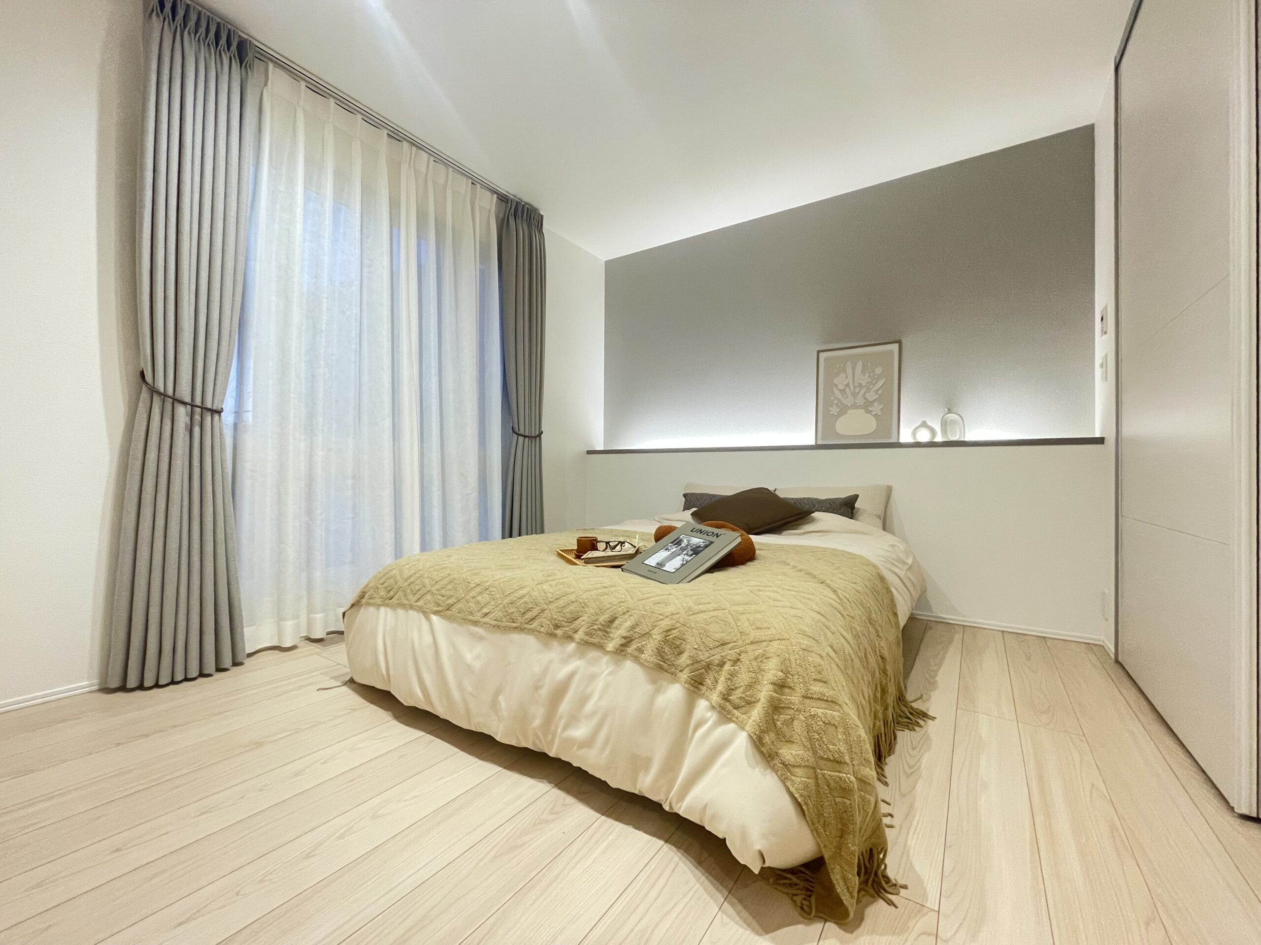 間接照明でゆっくり寛げる主寝室♪