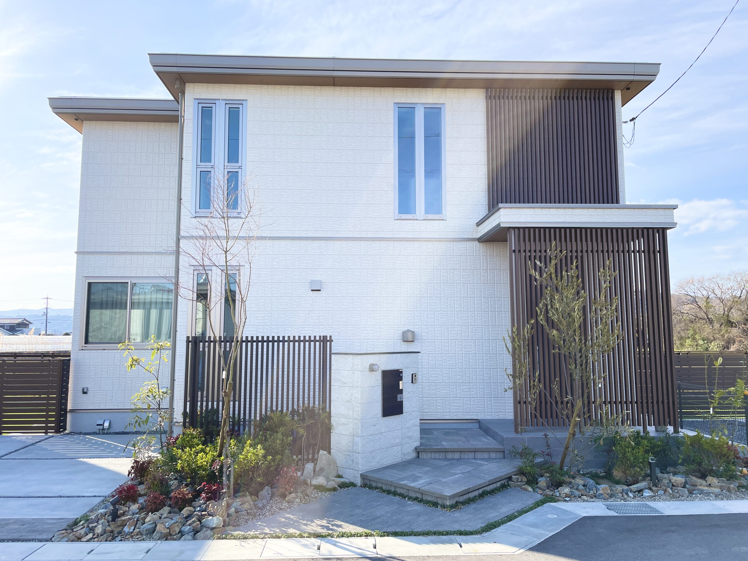 白い外壁に植栽が映え、季節を感じる事が出来ます♪