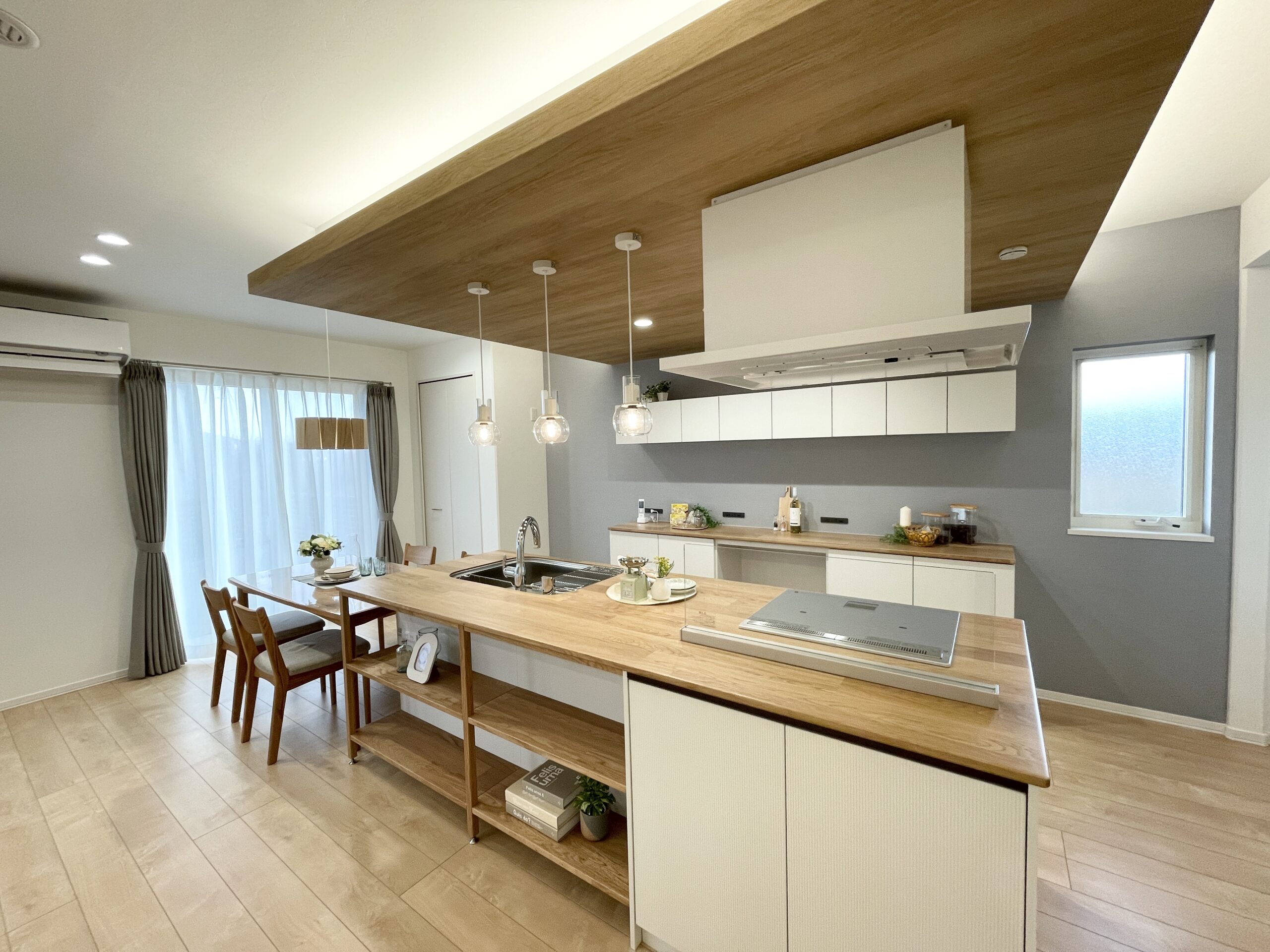 下がり天井とコーブ照明でおしゃれなキッチンを演出♪