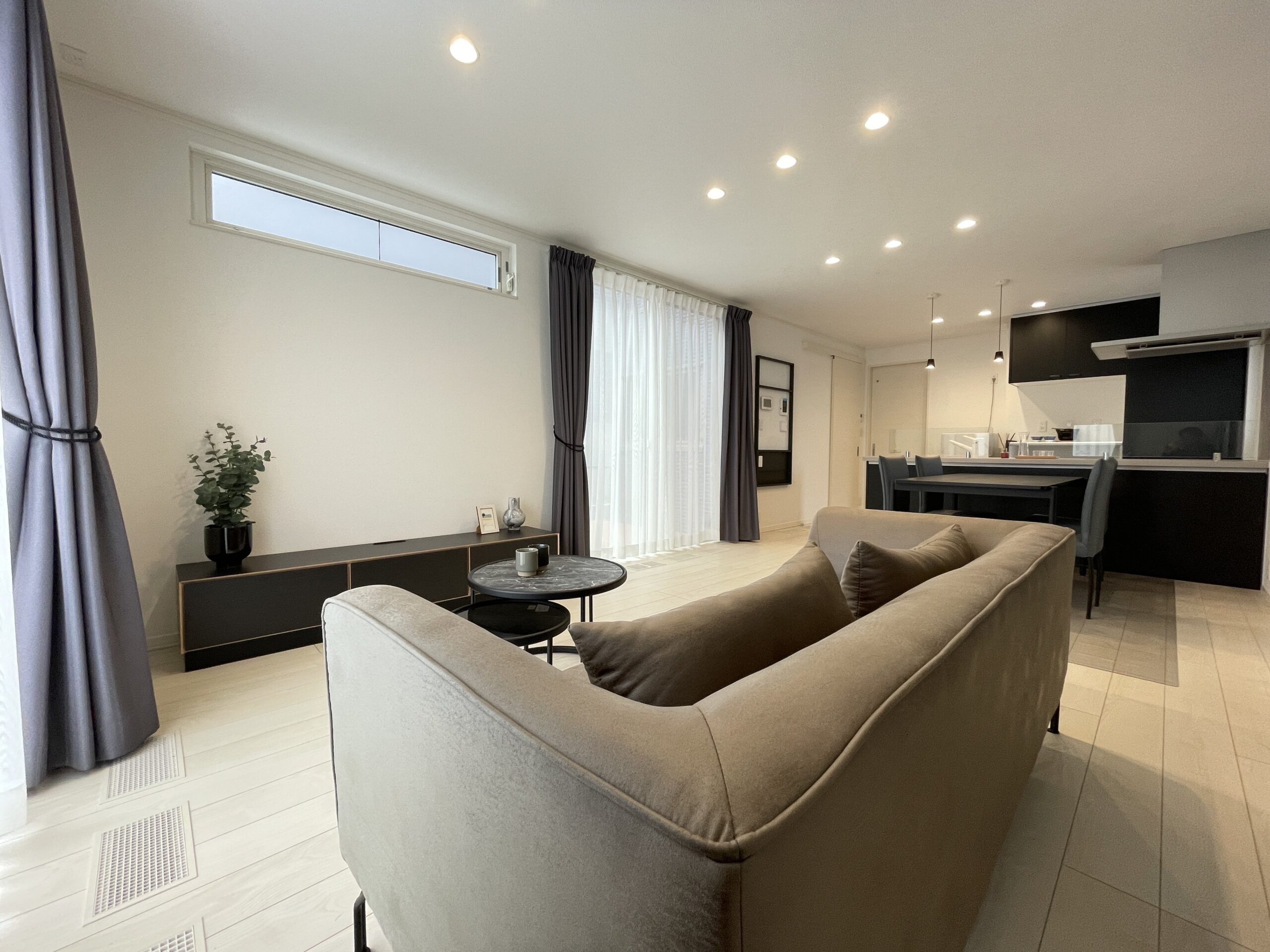 スタイリッシュなインテリアで大人の雰囲気を感じられるLDK。