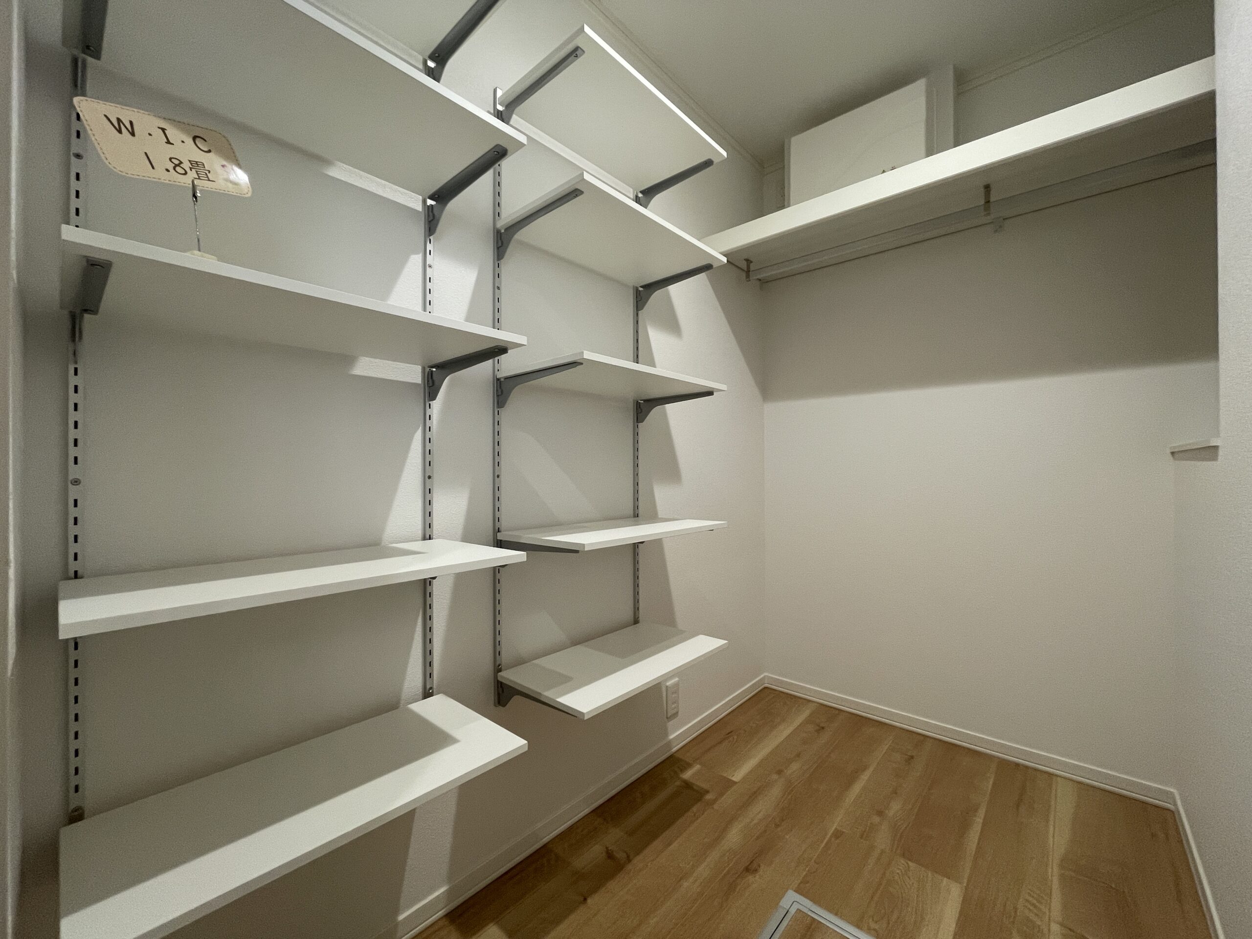 広々としたウォークインクローゼットでたっぷり収納！
