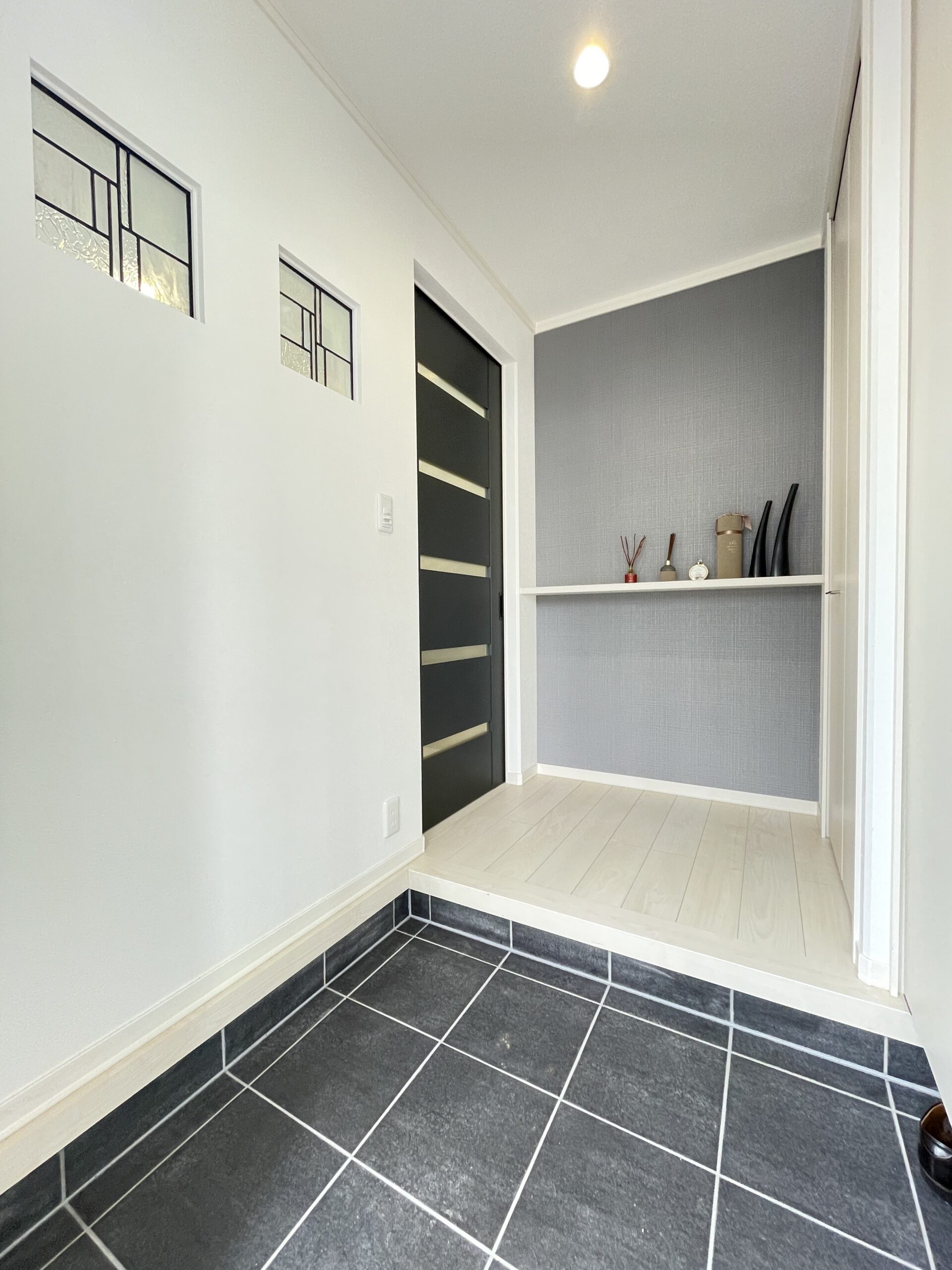 玄関にはアクセントクロスが施されシンプルモダンな空間を演出。