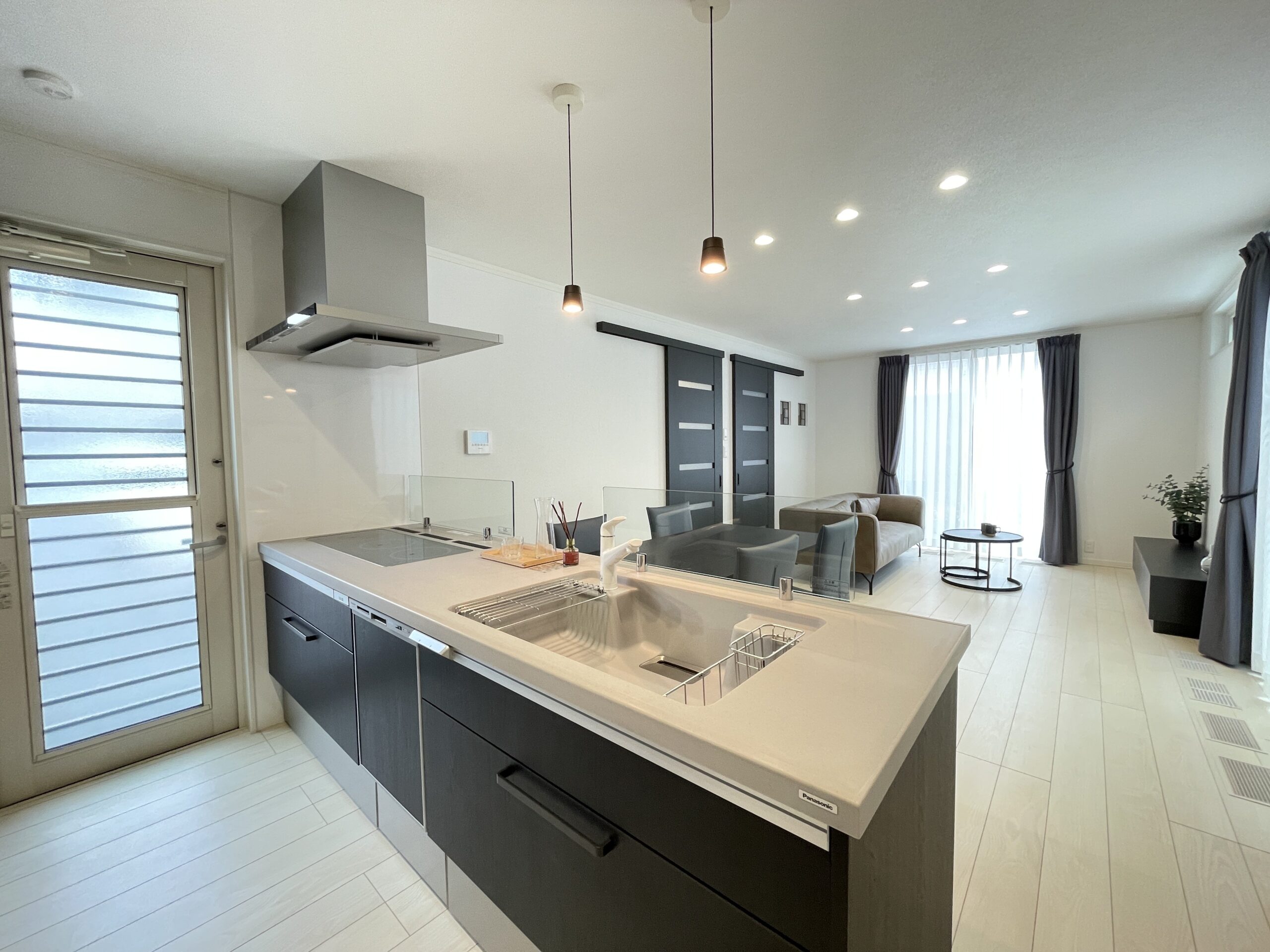 キッチンのブラックの扉材が統一感のある美しい空間をキープ。