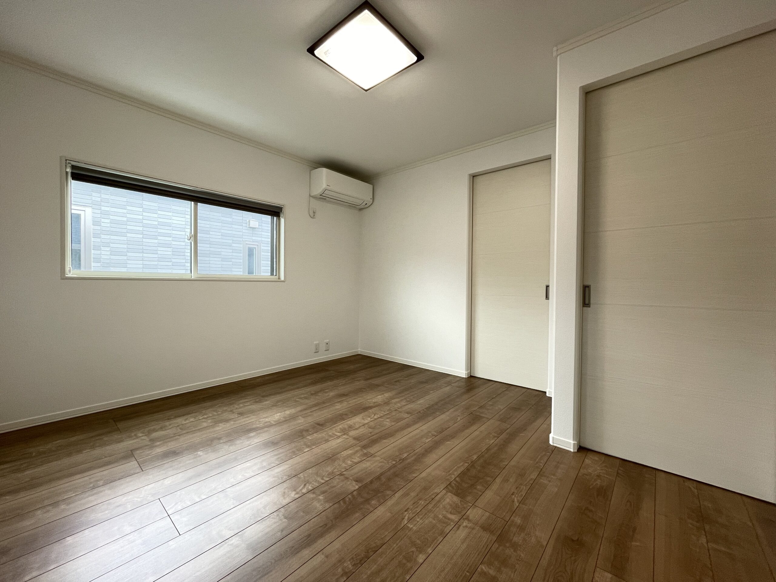 大容量収納が設計されている主寝室。