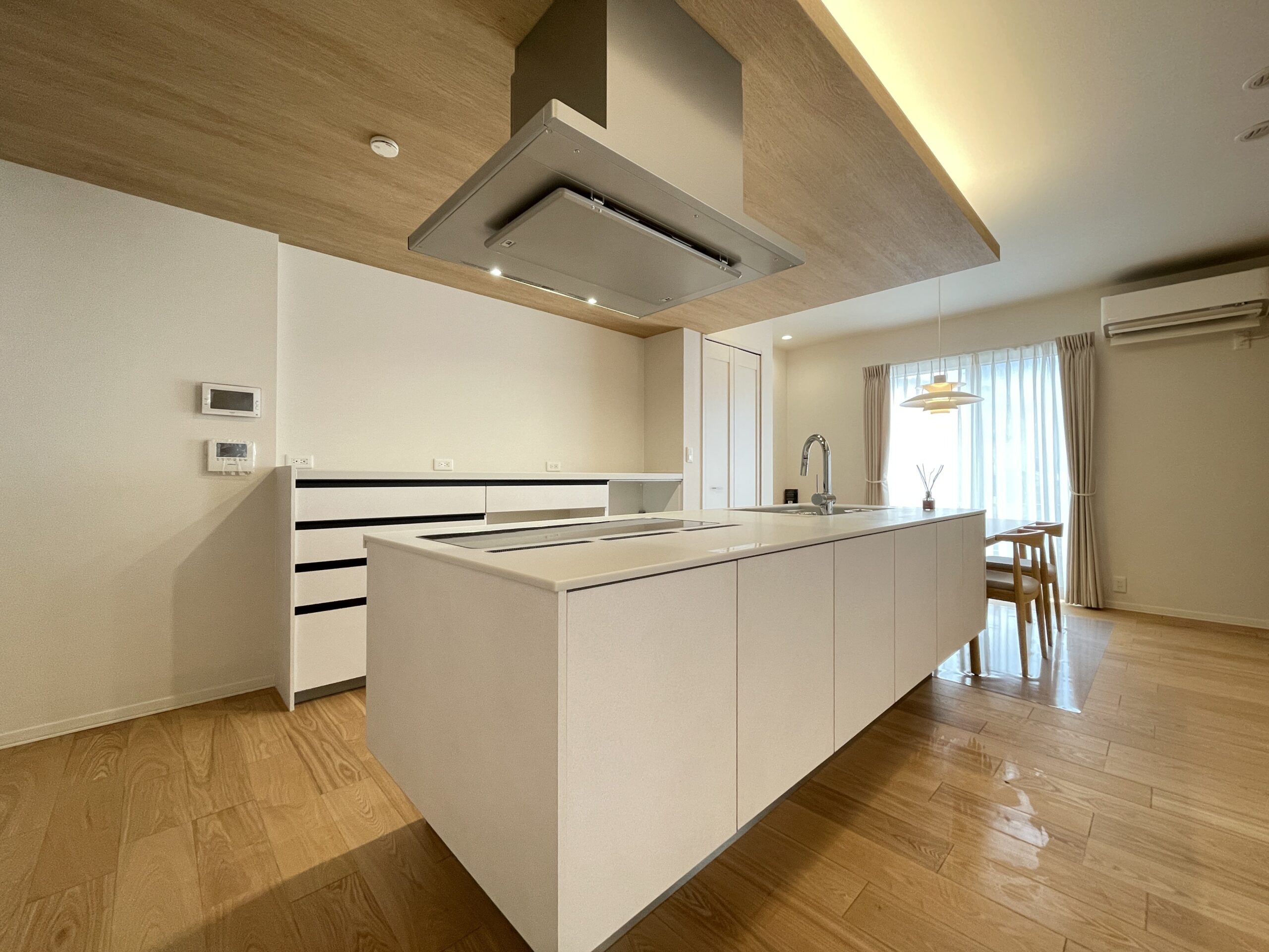 白を基調としたアイランドキッチンです！