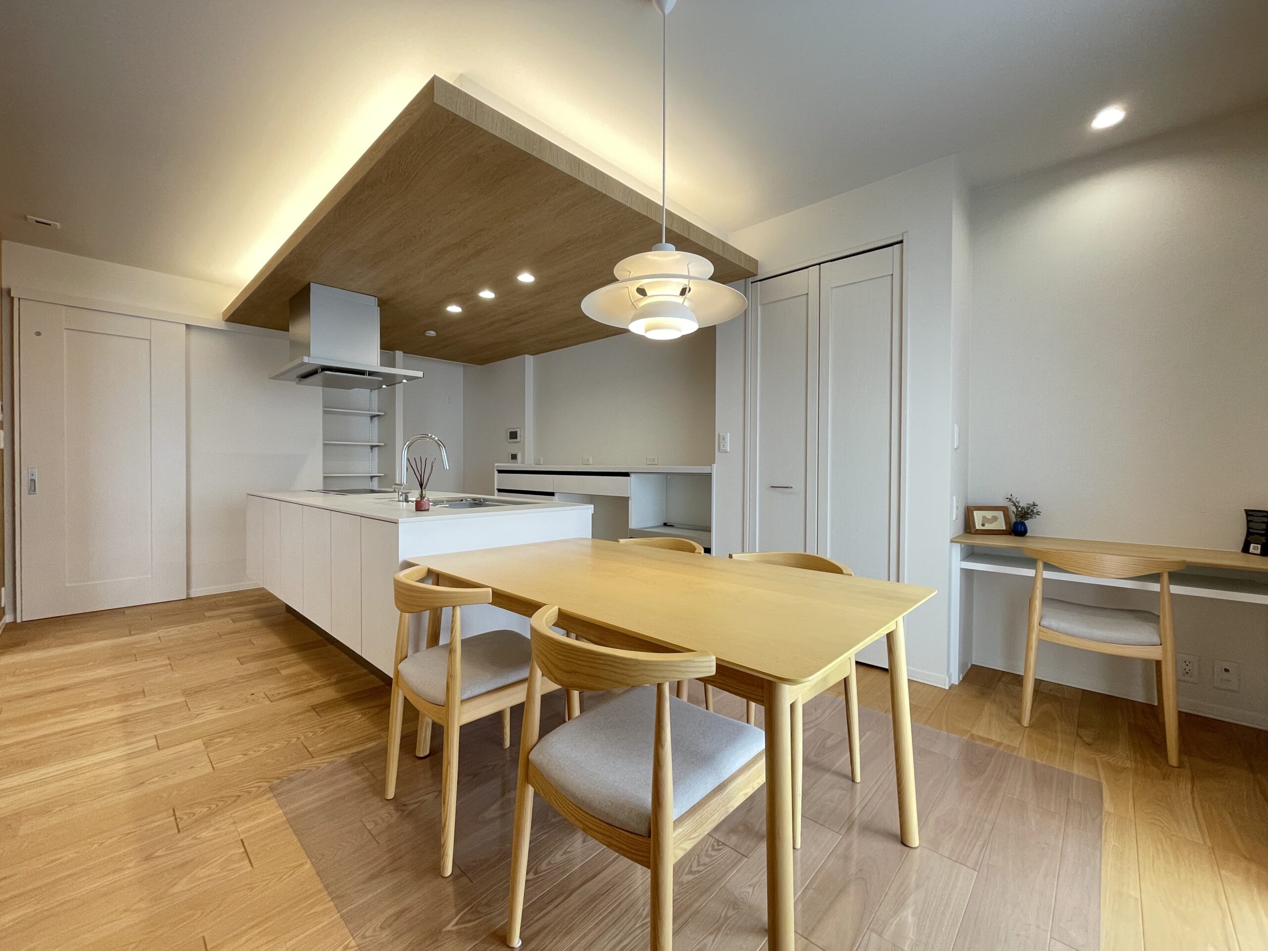 ナチュラルモダンテイストで統一されたダイニング。