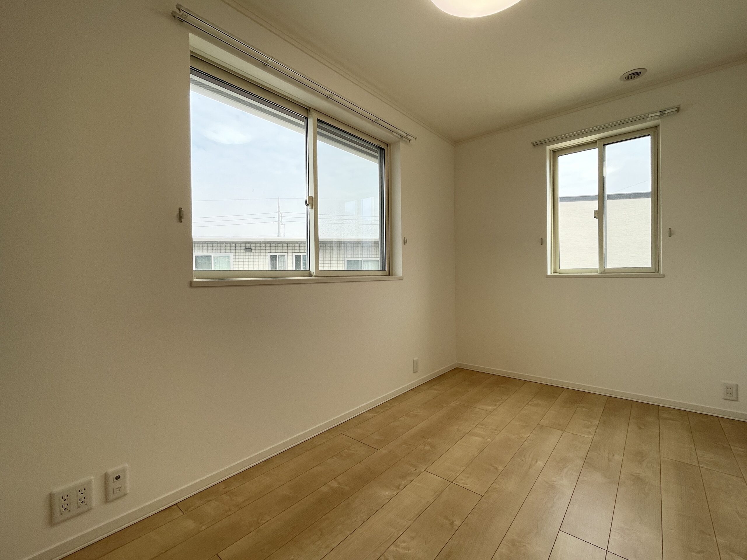 大容量の収納が完備されている子ども部屋。