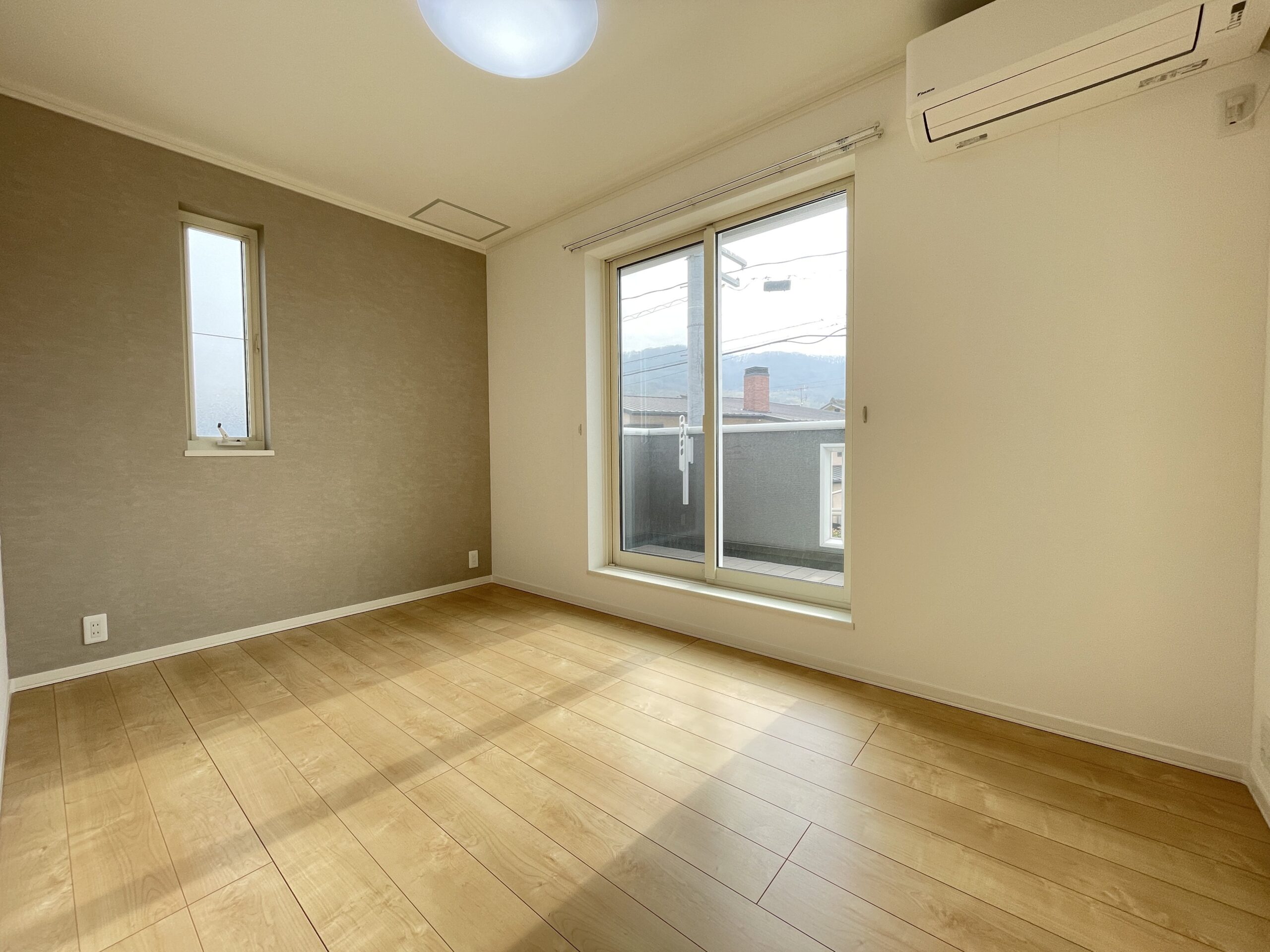 バルコニーから日中の光を取り込む主寝室です。