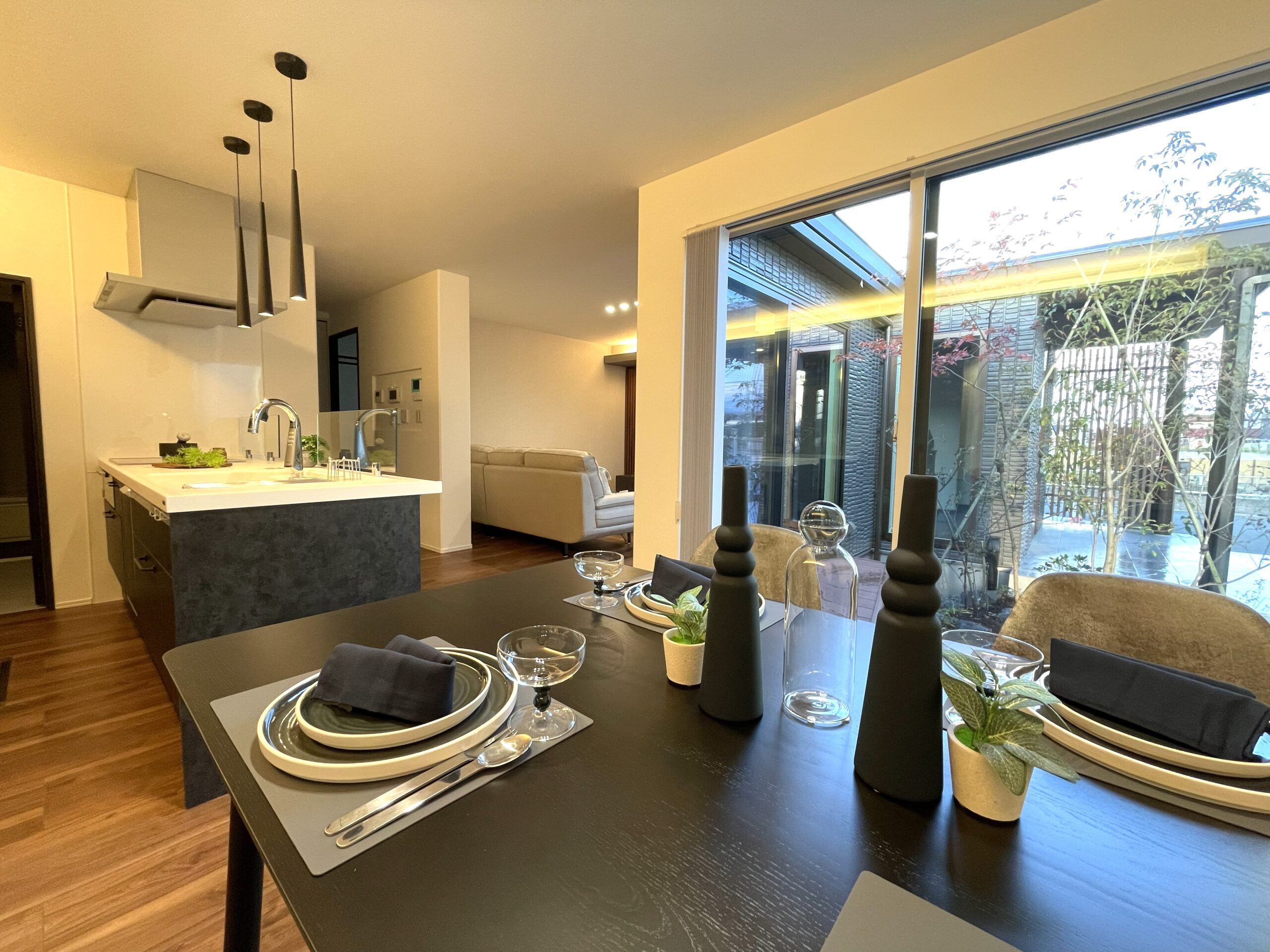 ダイニングからは、中庭の植栽が眺望できます♪