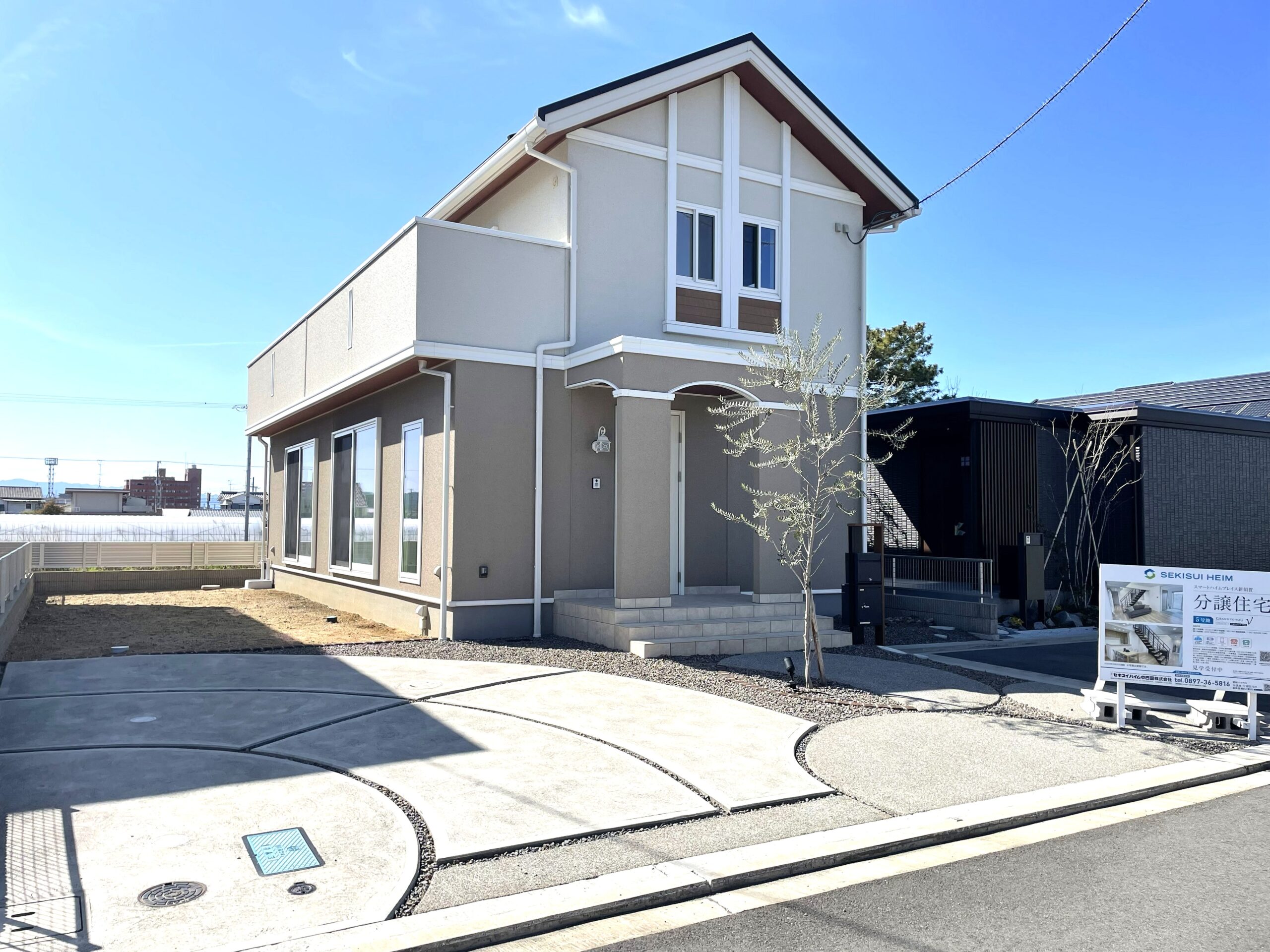 あたたかみのあるツートンカラーの外観♪